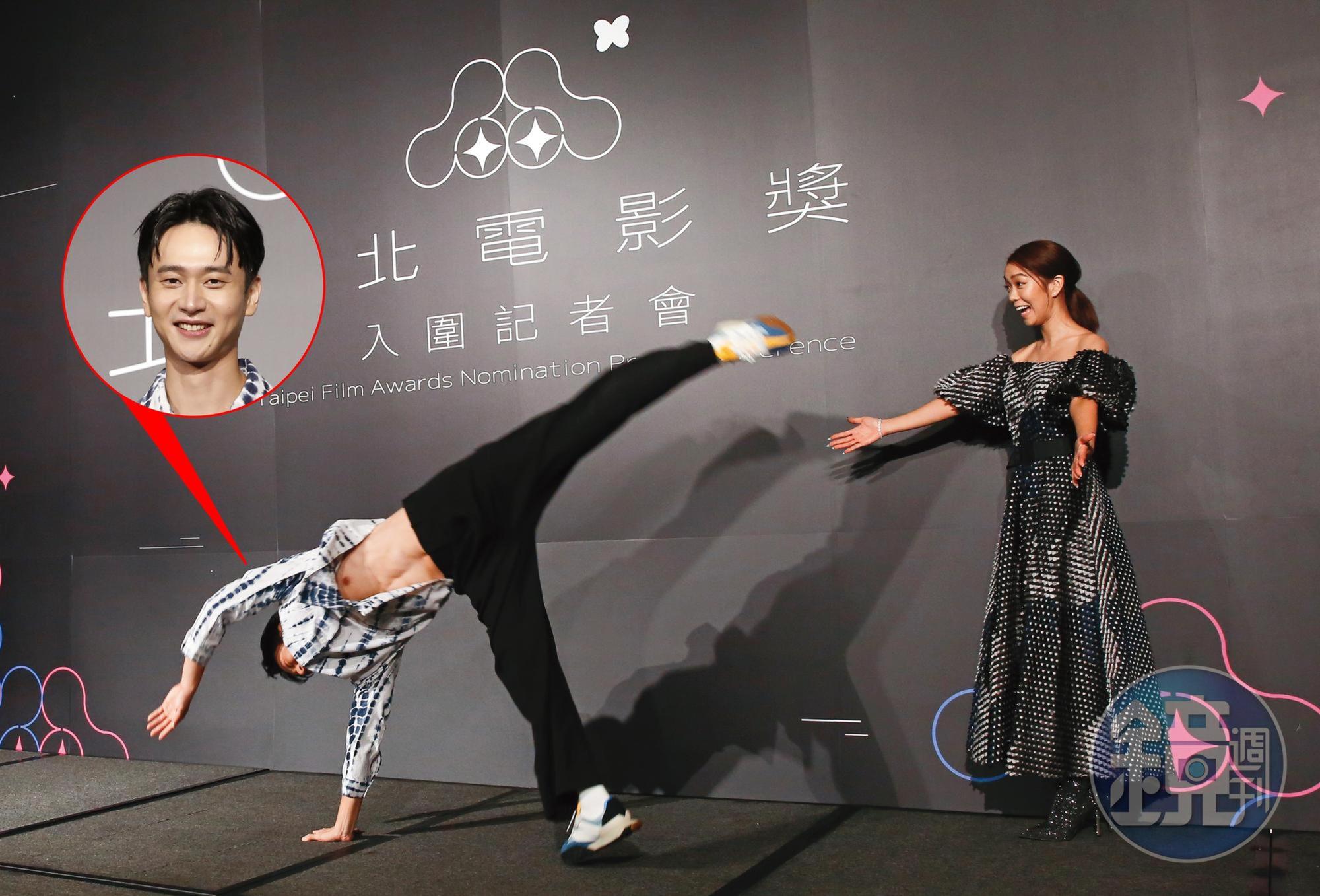 劉冠廷(左)再次表演倒立慶功,讓大霈(右)看了嘖嘖稱奇。(重點是腹肌)