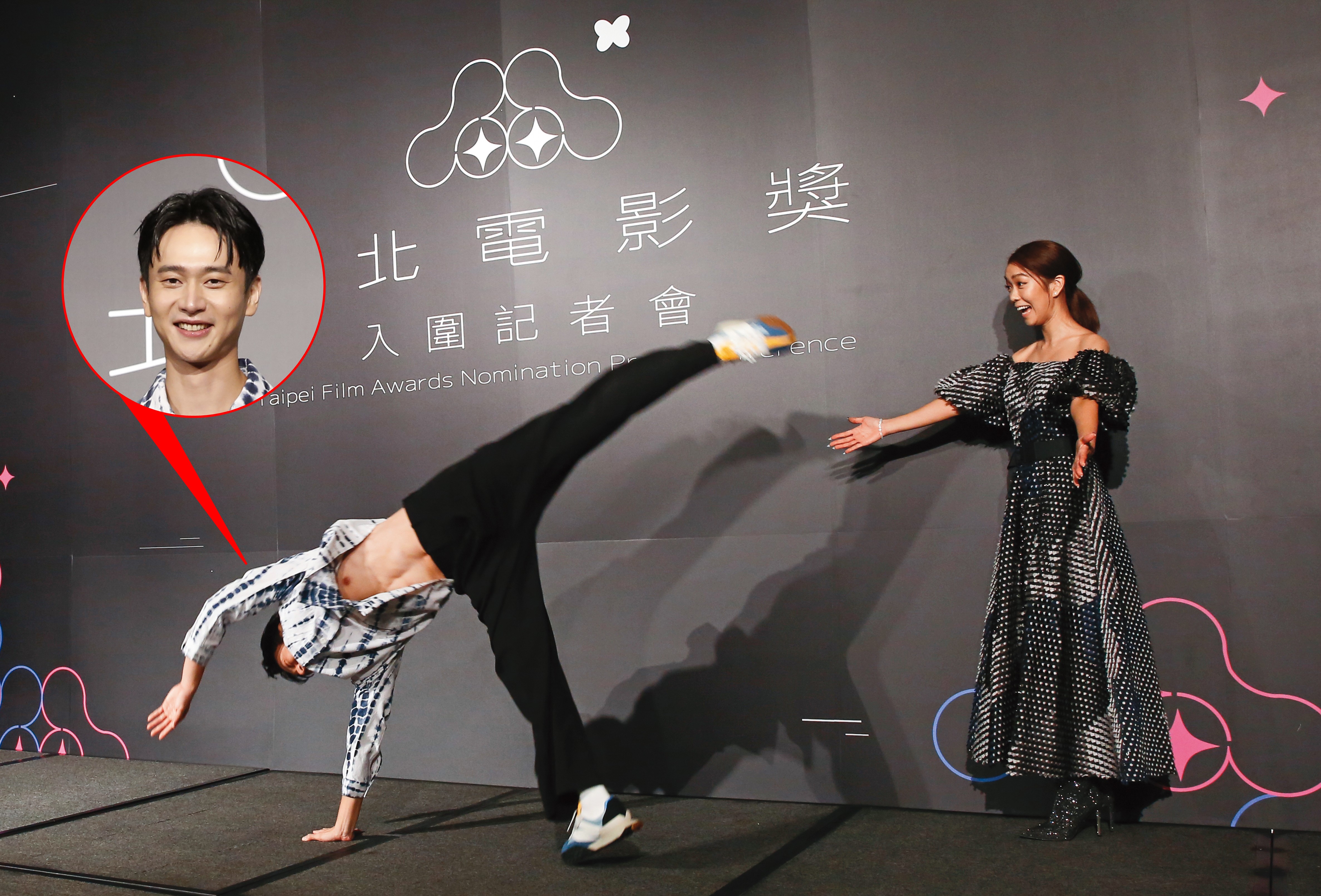 劉冠廷（左）再次表演倒立慶功，讓大霈（右）看了嘖嘖稱奇。（重點是腹肌）