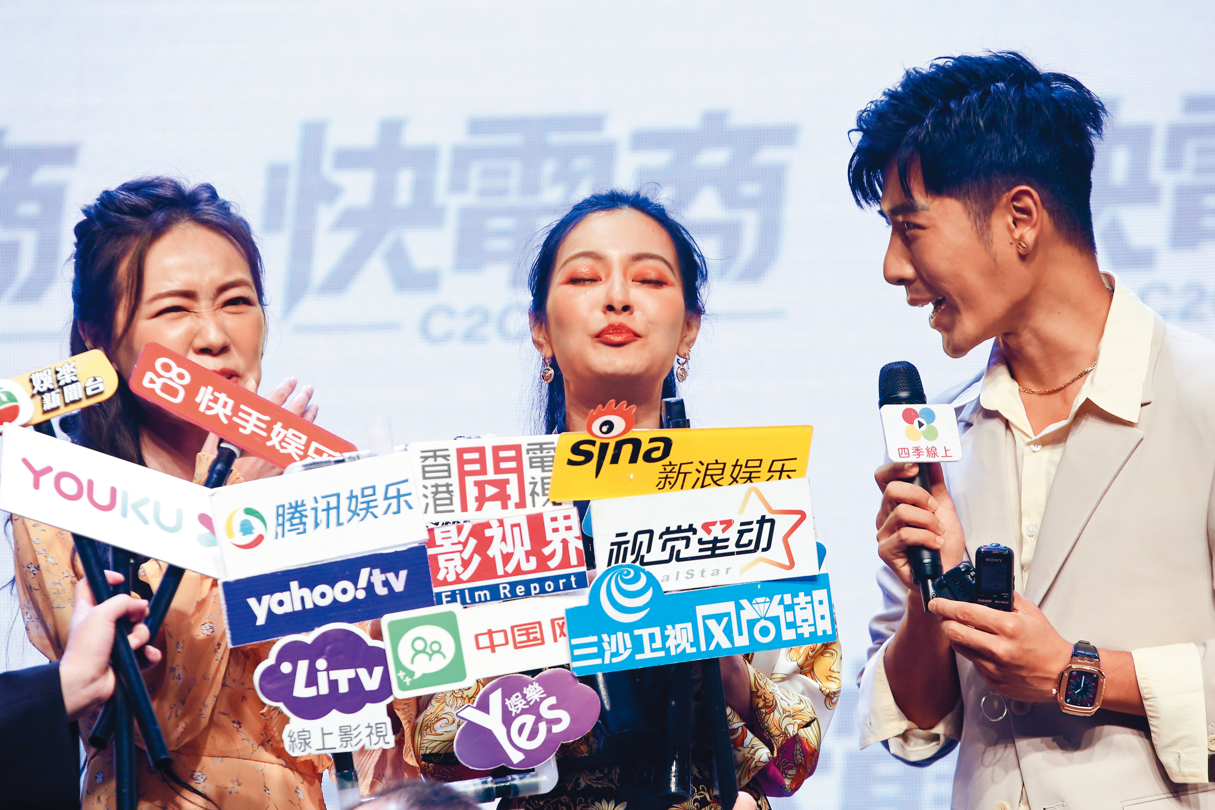 王思佳(中)產後幫丫頭(左)、森田(右)站台,沒好氣說道,母乳脹到「下樓梯要捧著」。