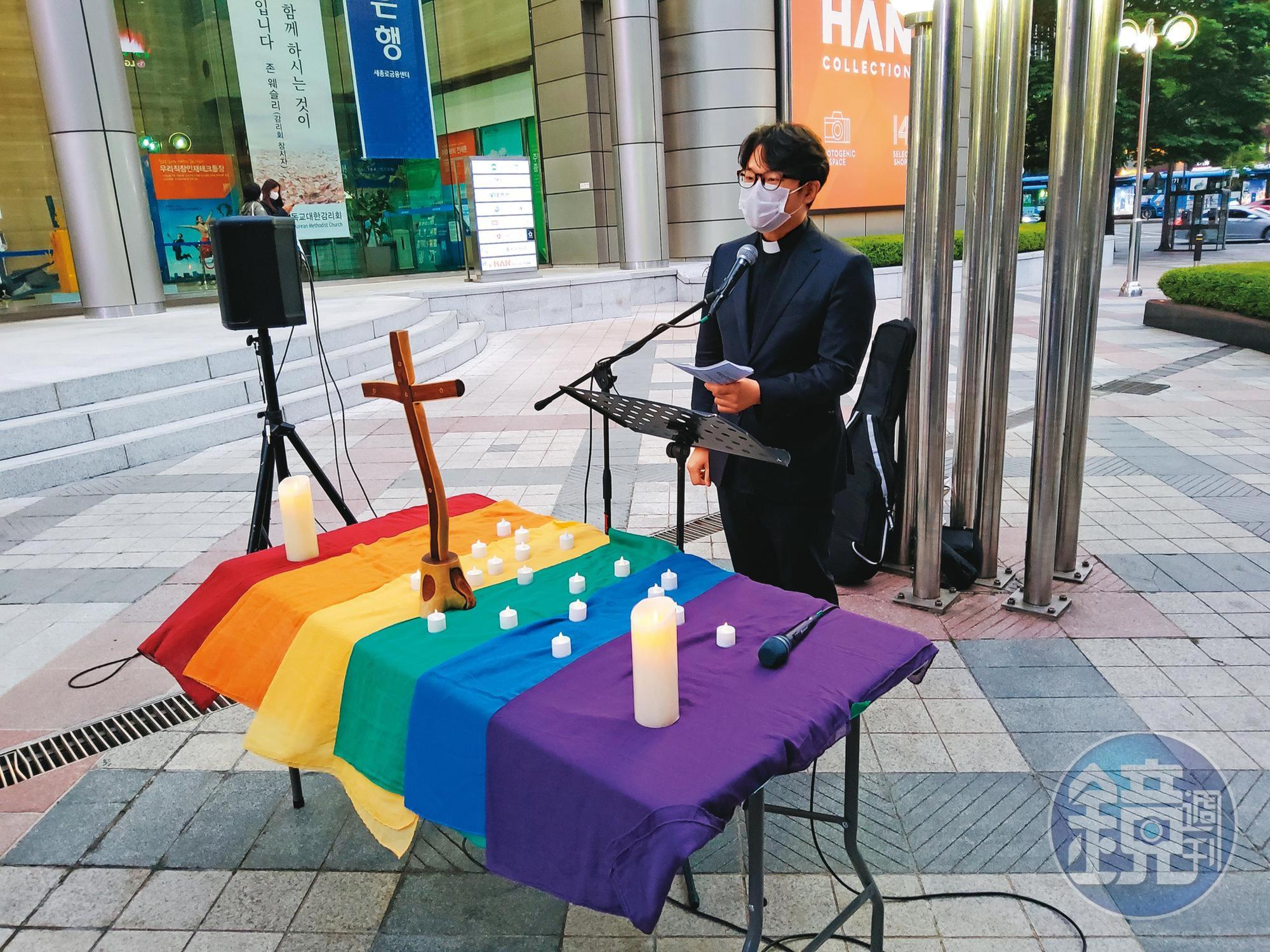 少數支持同運的牧師李東煥強調，保守基督教不斷援引《聖經》而反對同性戀的論述早已過時，必須與時俱進。（楊虔豪攝）