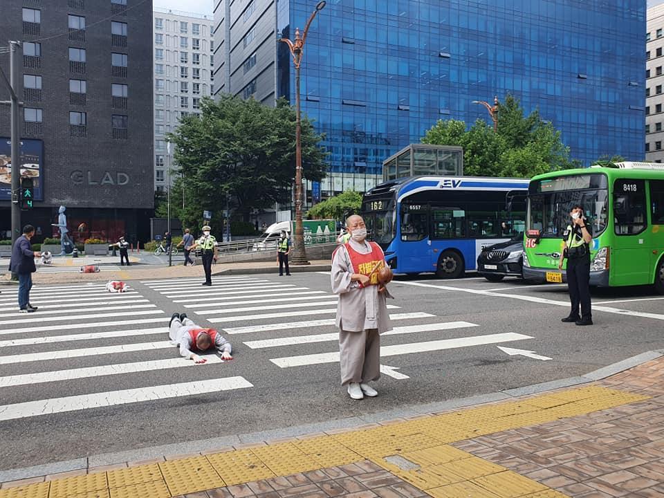 南韓一群宗教、社運人士及幾名國會議員在議場正門階梯上拉起了布條，「爭取在年內制定禁止歧視‧平等法」幾個大字，表達著對立法的殷切要求。（翻攝自《禁止歧視法》制定連帶臉書）