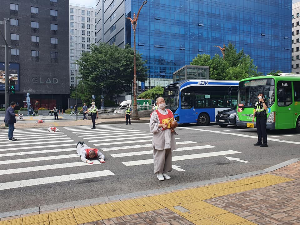 南韓一群宗教、社運人士及幾名國會議員在議場正門階梯上拉起了布條，「爭取在年內制定禁止歧視‧平等法」幾個大字，表達著對立法的殷切要求。（翻攝自《禁止歧視法》制定連帶臉書）