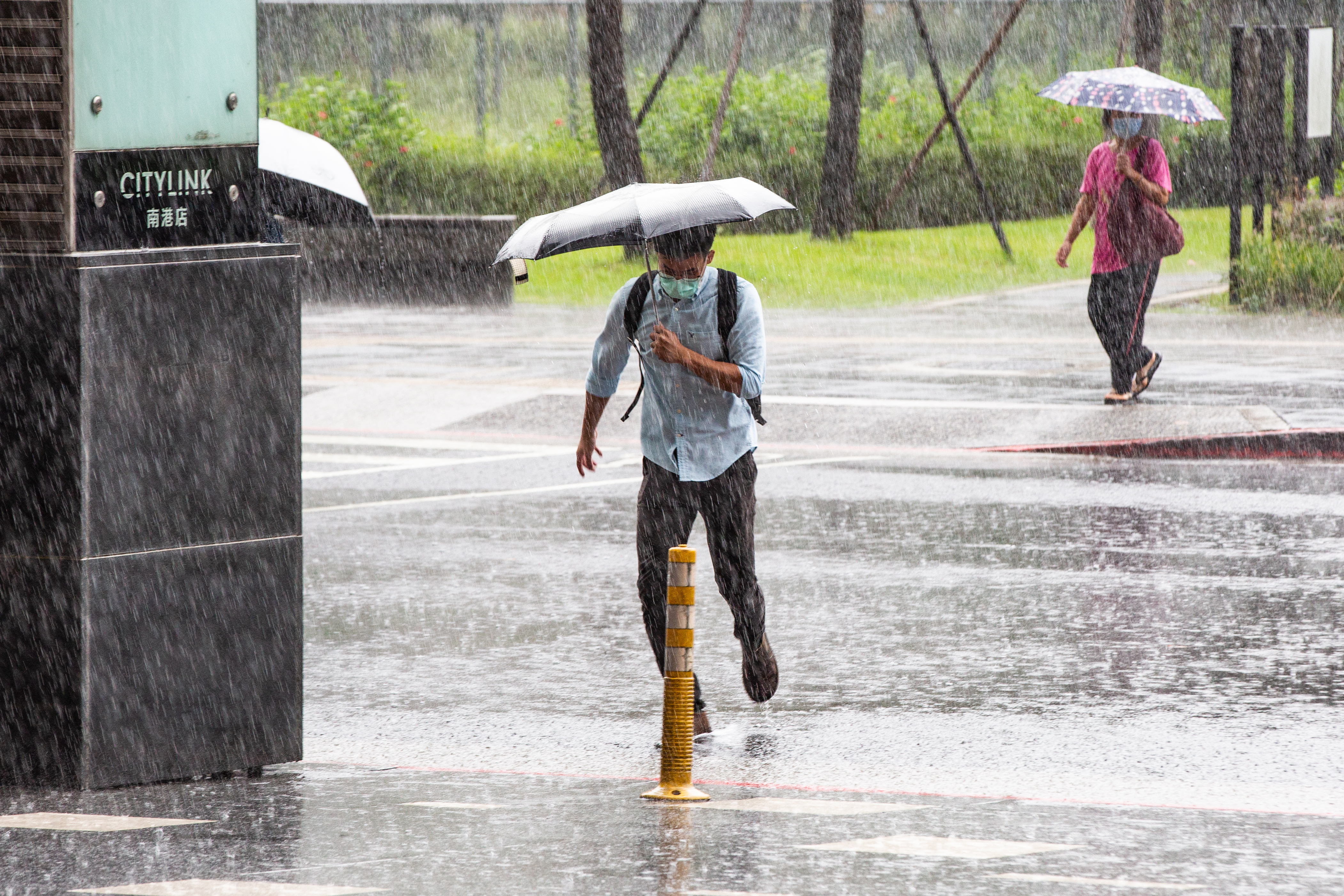 受颱風外圍環流影響，氣象局針對台東縣、屏東縣發布豪雨特報。
