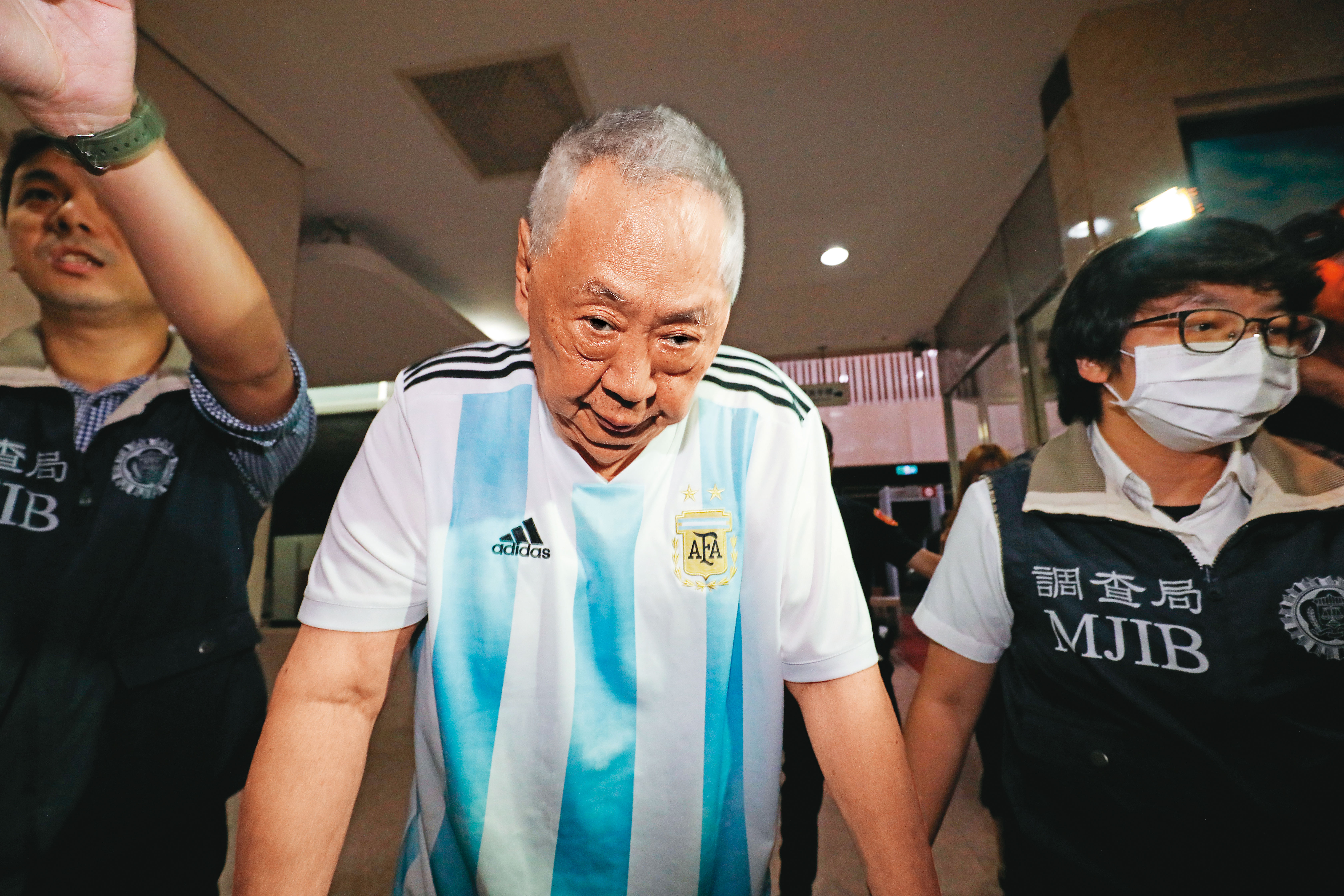 鍾克信去年遭台北地檢署約談時表情呆滯，日前自首另涉吸金案後失聯。