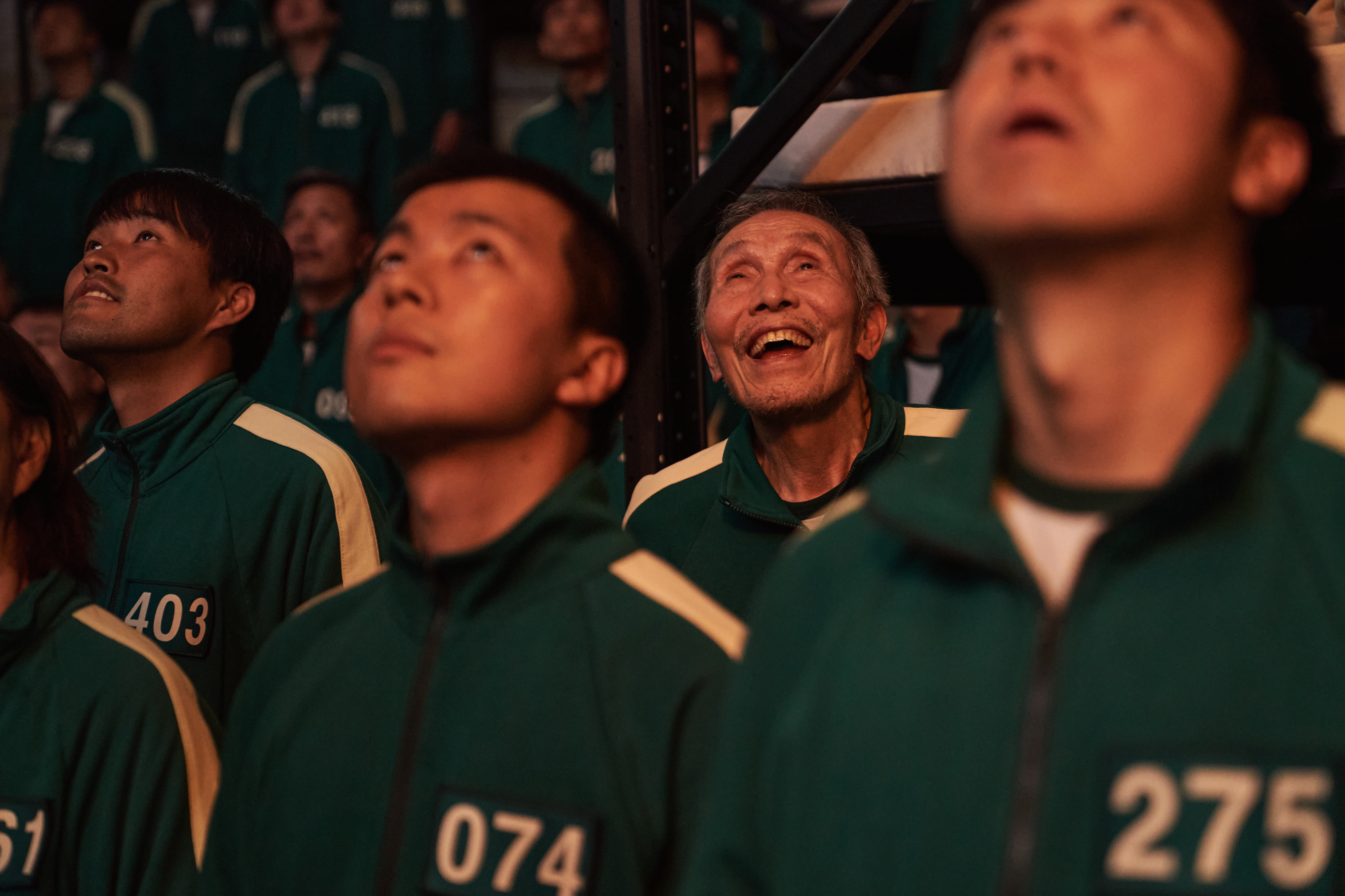 吳永秀(右)在《魷魚遊戲》中飾演001號遊戲參賽者「吳一男」,知名度暴漲。(Netflix提供)