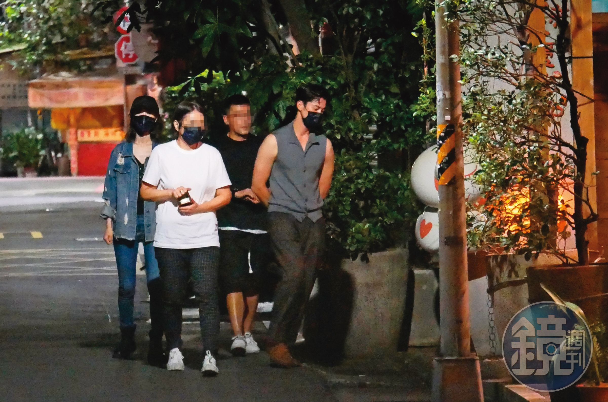 10月9日23：00，跑到外頭晃一圈後，吳慷仁（右一）在一群人的簇擁下進入餐廳。