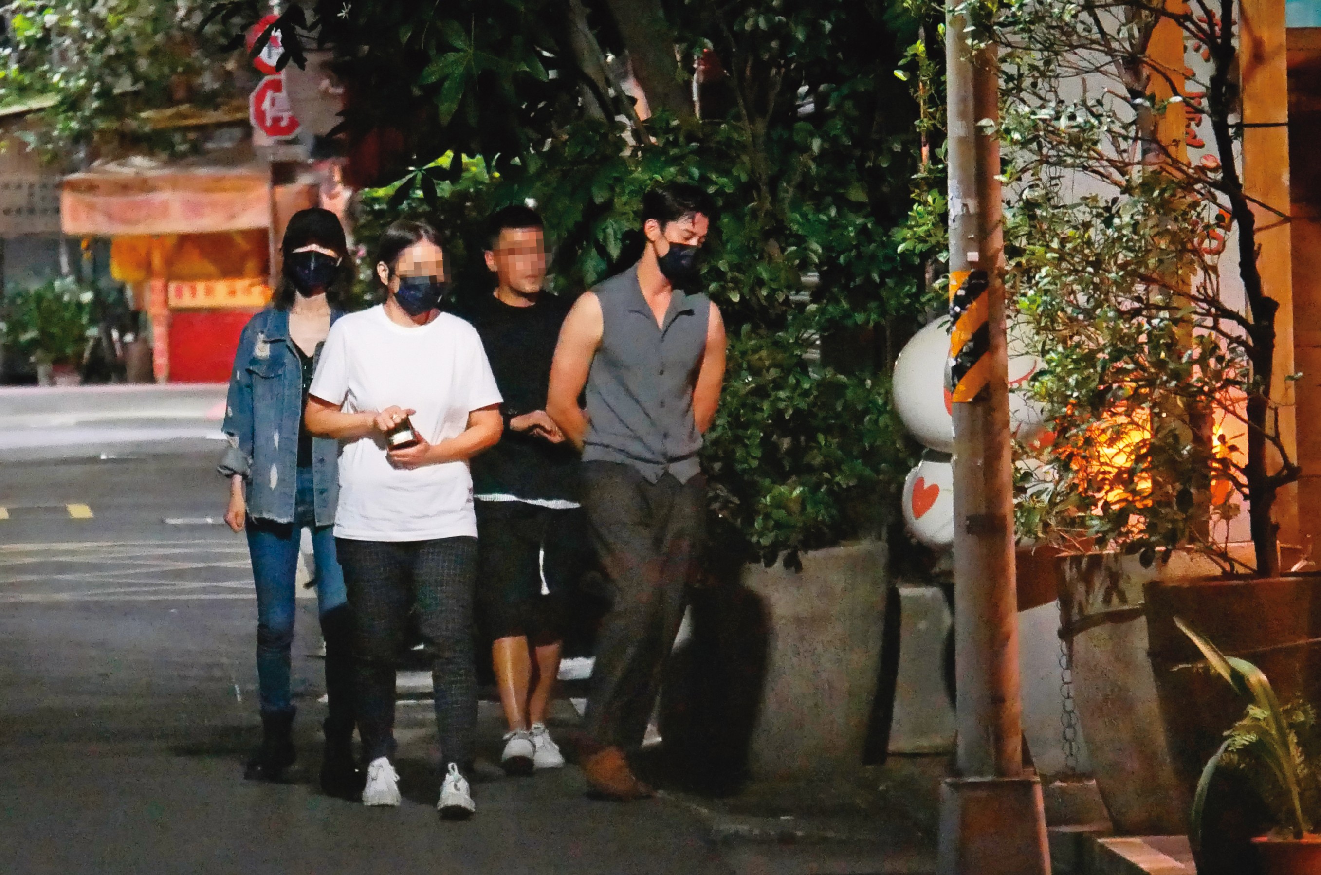 10月9日23：00，跑到外頭晃一圈後，吳慷仁（右一）在一群人的簇擁下進入餐廳。