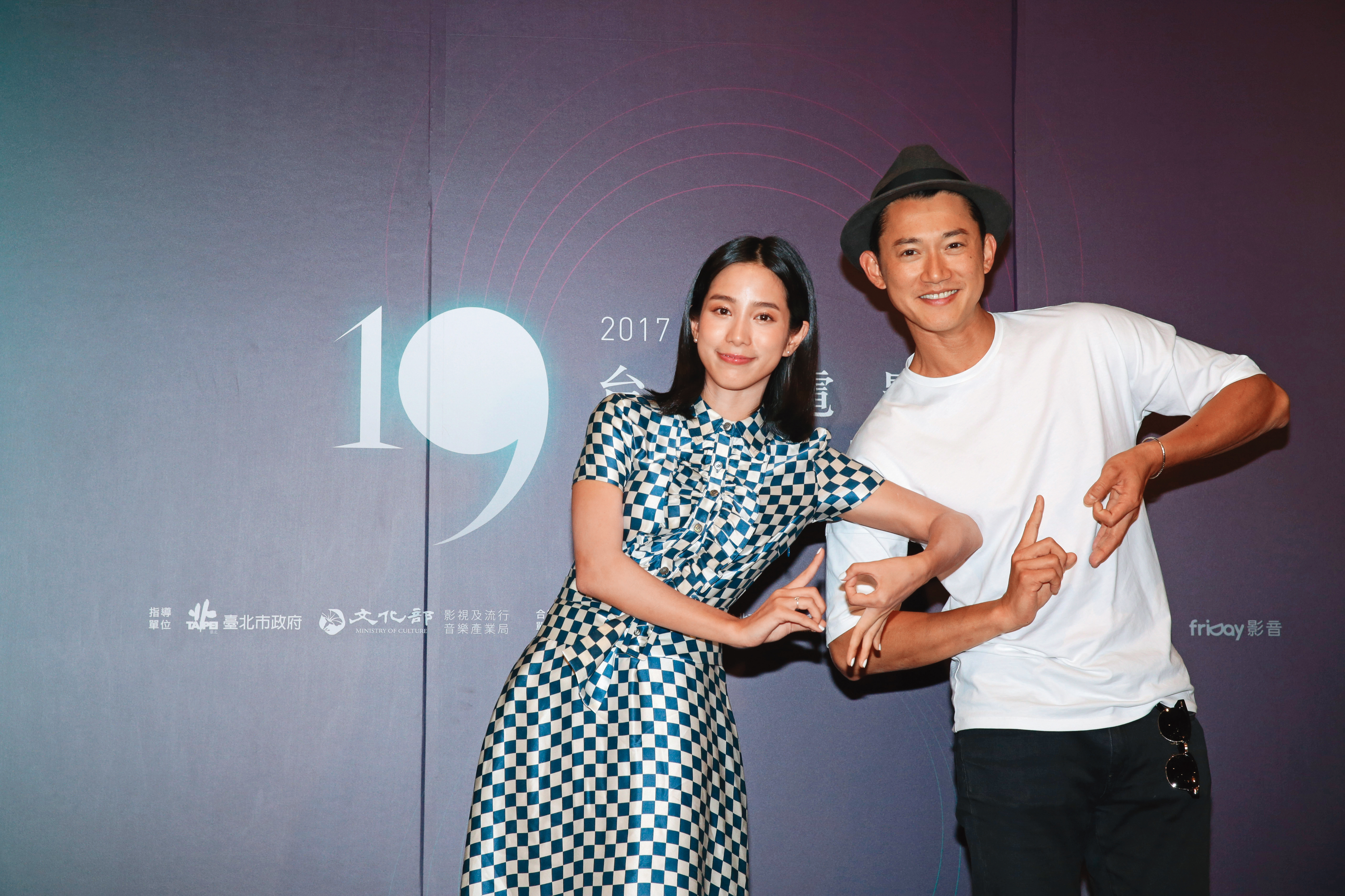 吳慷仁（右）和温貞菱（左）曾傳曖昧，且當時温貞菱還是好友黃河的女友。