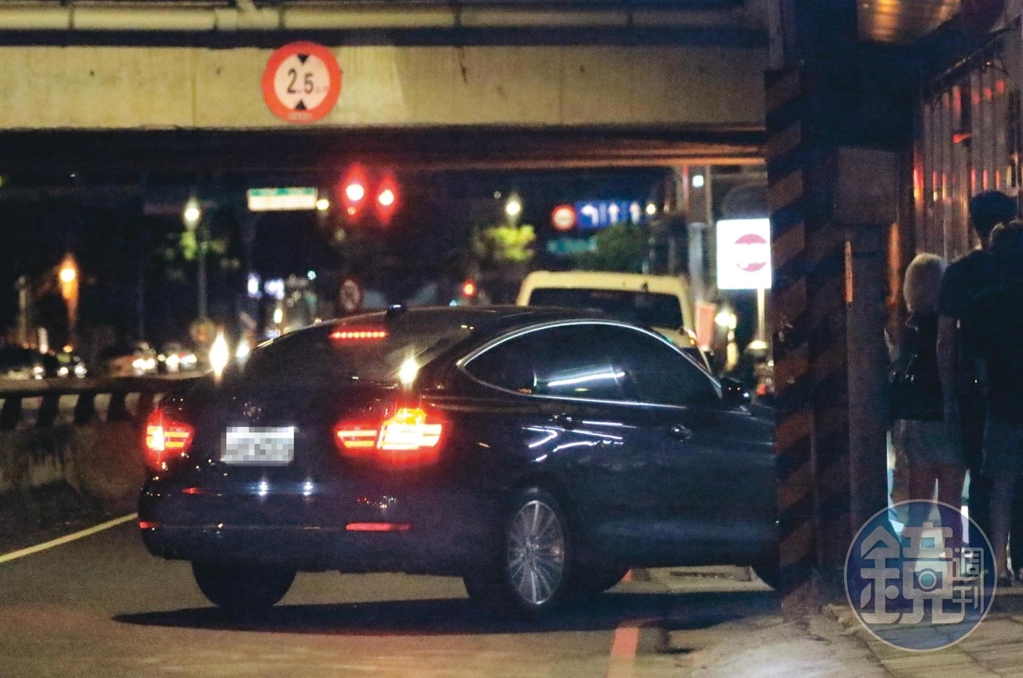 約會結束,送完女同學後,貝克宇再大老遠把媽媽的BMW開回家。