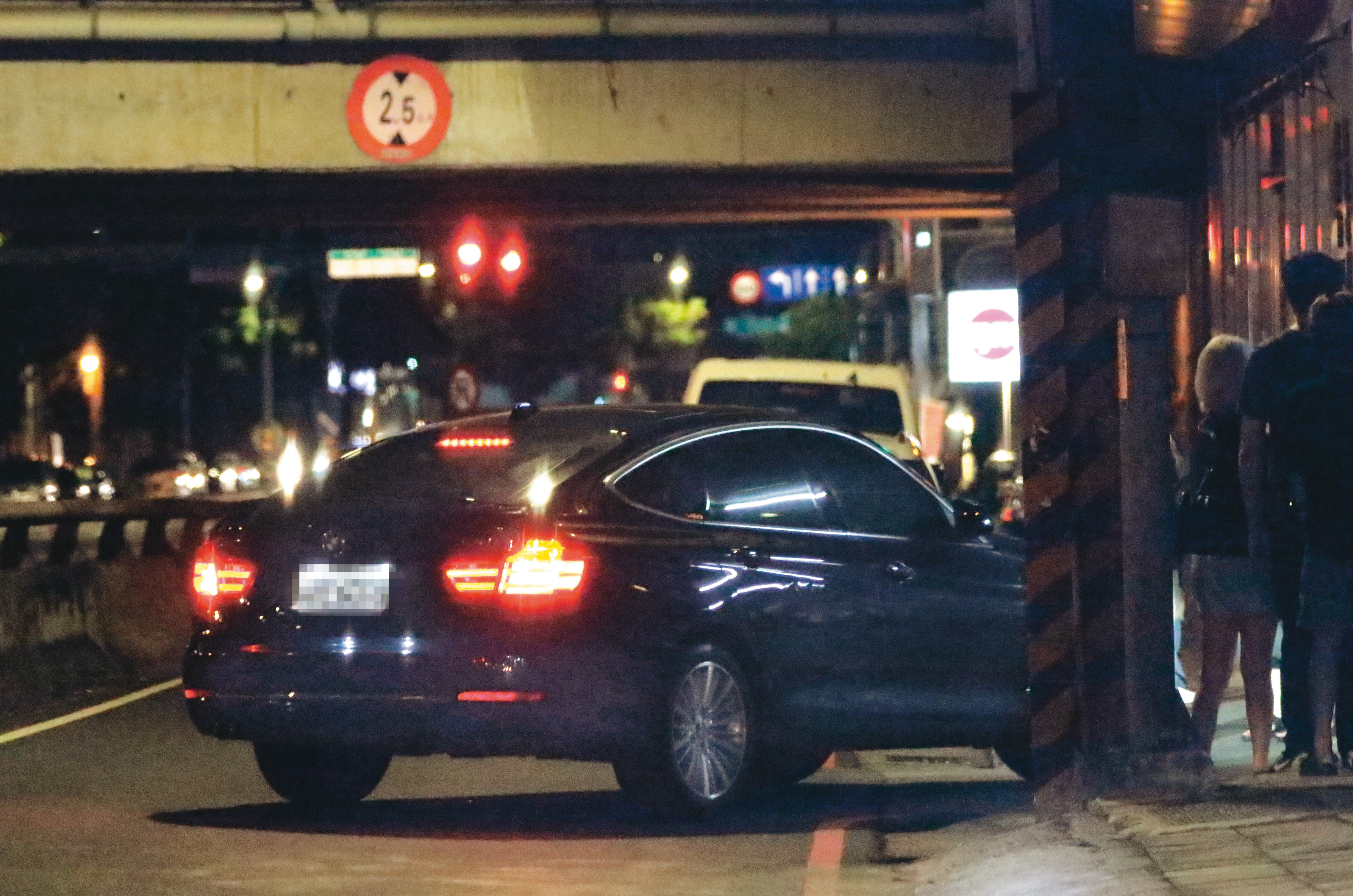 約會結束，送完女同學後，貝克宇再大老遠把媽媽的BMW開回家。