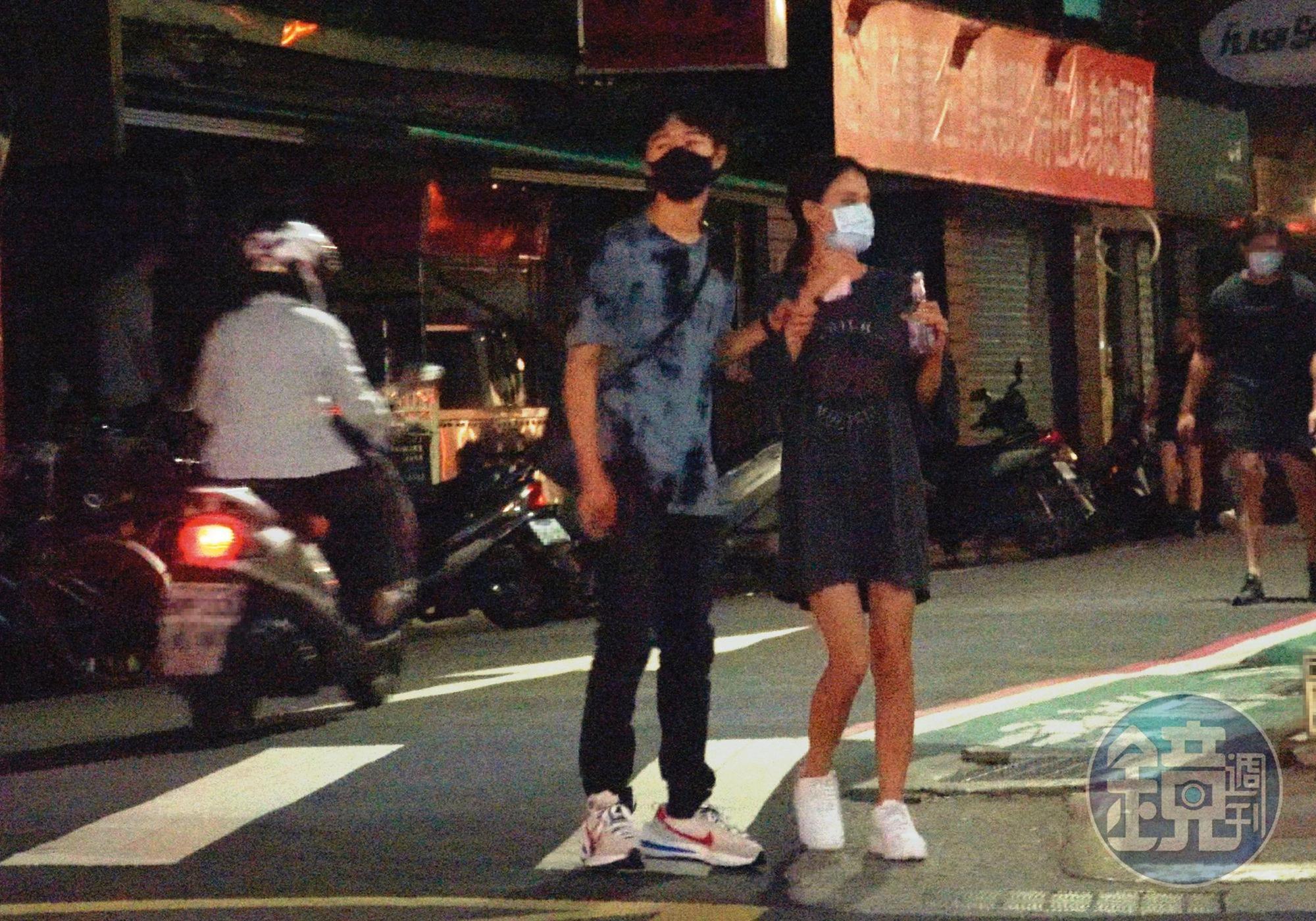 10/1 21:26 夜晚漫步在街頭，貝克宇在過馬路時，牽握著女同學的手腕，對方也默默給牽。
