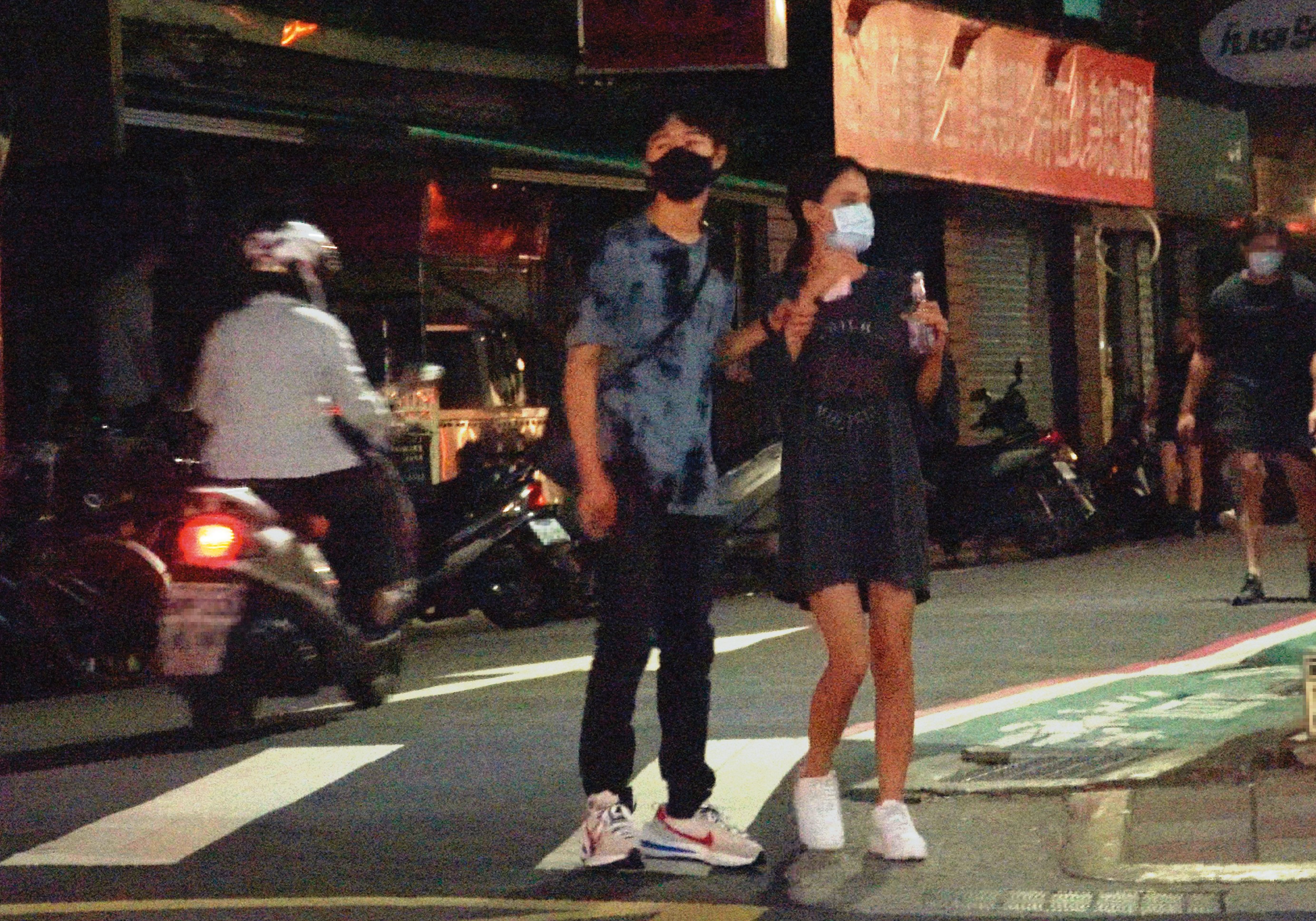 10/1 21:26 夜晚漫步在街頭,貝克宇在過馬路時,牽握著女同學的手腕,對方也默默給牽。