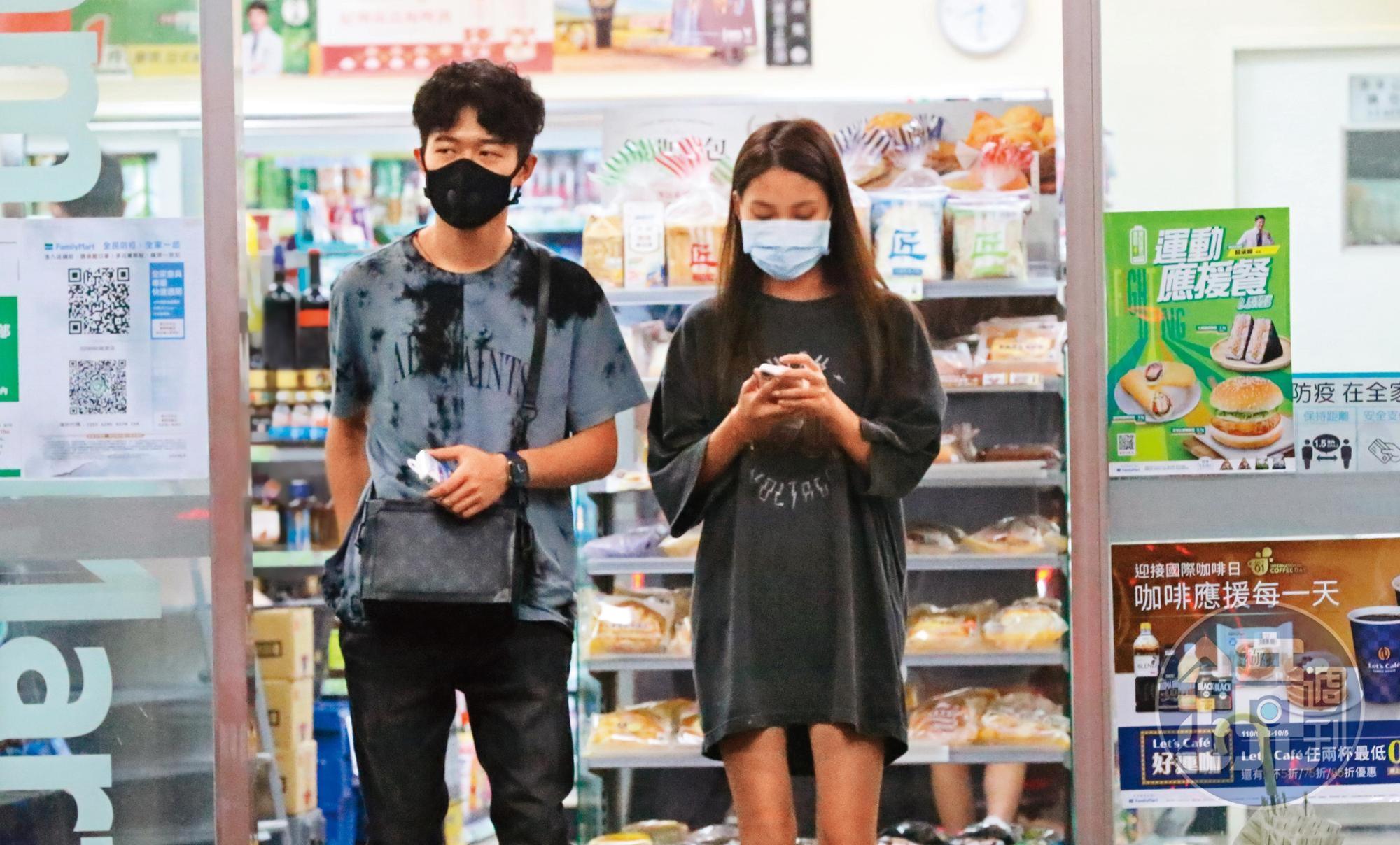 10/1 20:28 行程當中，貝克宇與女同學去了便利商店，行程相當具有日常生活感。
