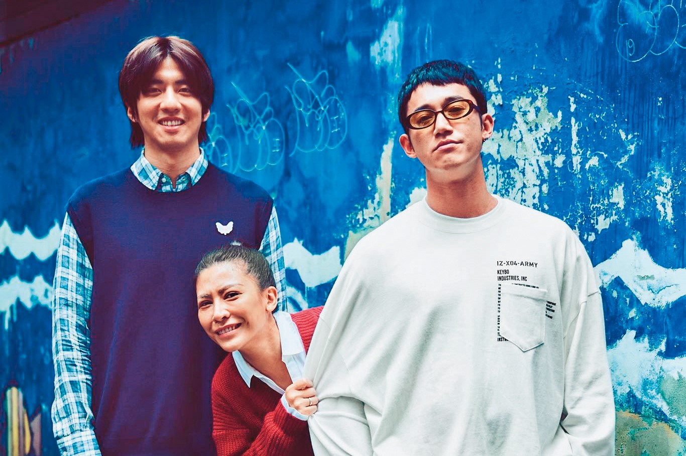 吳慷仁（右）把自己吃胖增重，演出電影《我沒有談的那場戀愛》飾演艾怡良（中）的哥哥。左為傅孟柏。（翻攝自吳慷仁臉書）