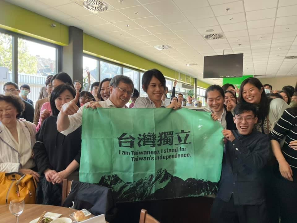 駐德代表謝志偉日前與學生們拿著「台灣獨立」布條合照。（翻攝自謝志偉臉書）