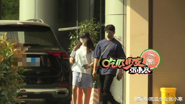 吳奇隆與劉詩詩現身醫院，因此被網友臆測劉詩詩懷了二胎。（翻攝吃瓜少女張小寒微博）