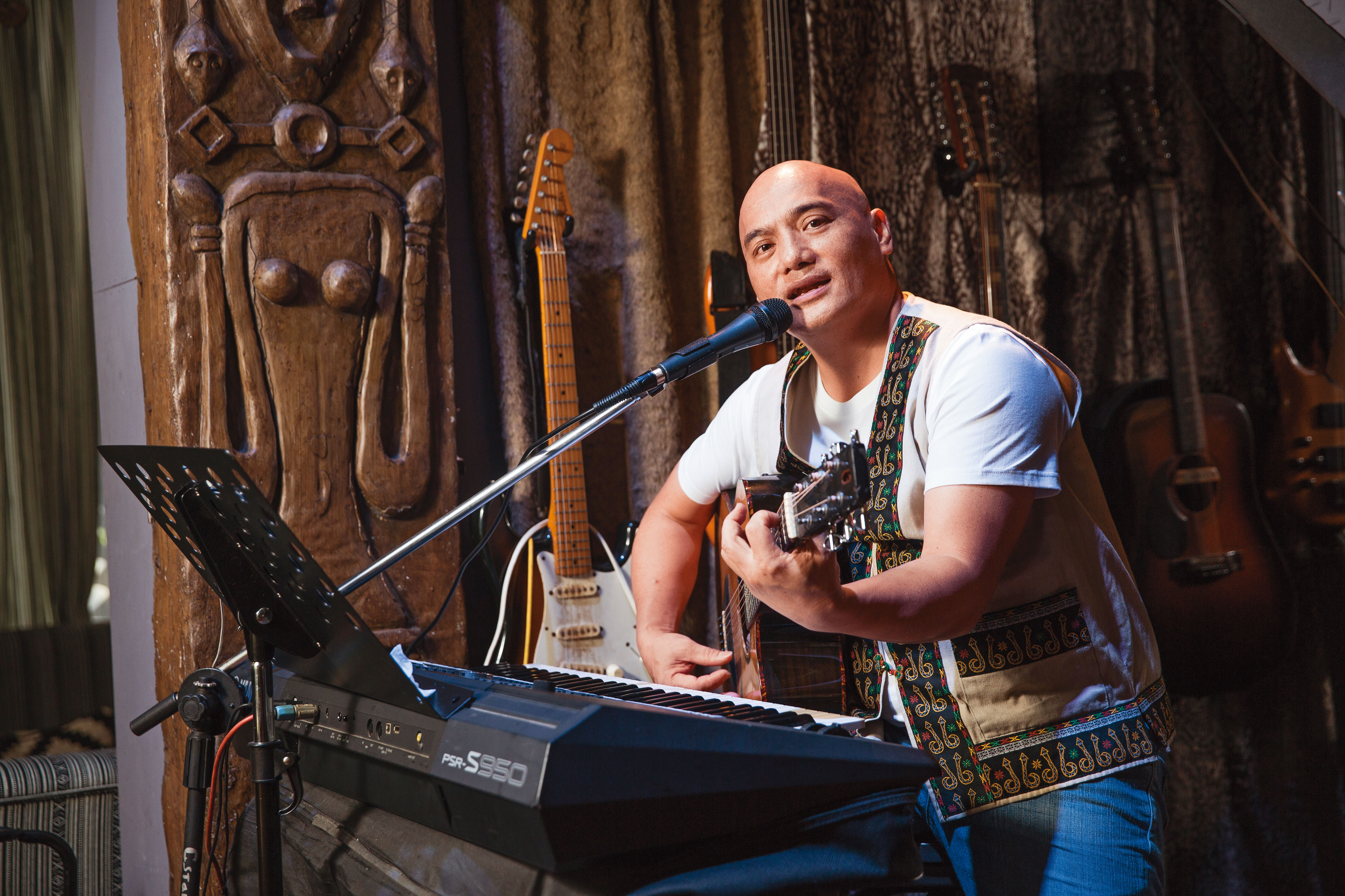 排灣族的邱金明因熱愛唱歌而開音樂餐廳，開店19年走過負債、離婚等低潮，終於迎來米其林必比登的肯定。