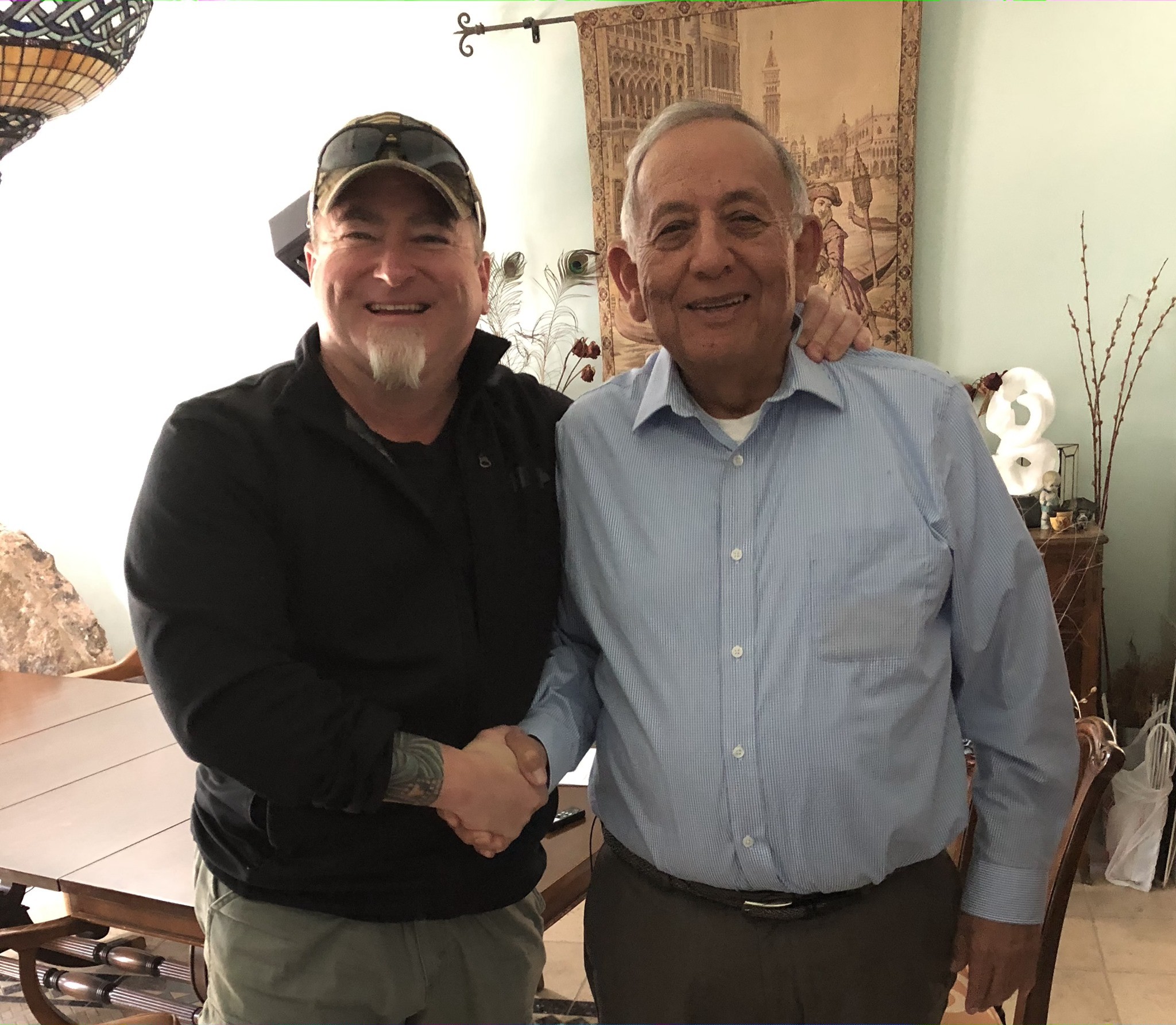 羅伯特(右)長年與前五角大廈探員路易士(Luis Elizondo)合作,共同攜手追捕外星生命。(翻攝Robert Salas IG)