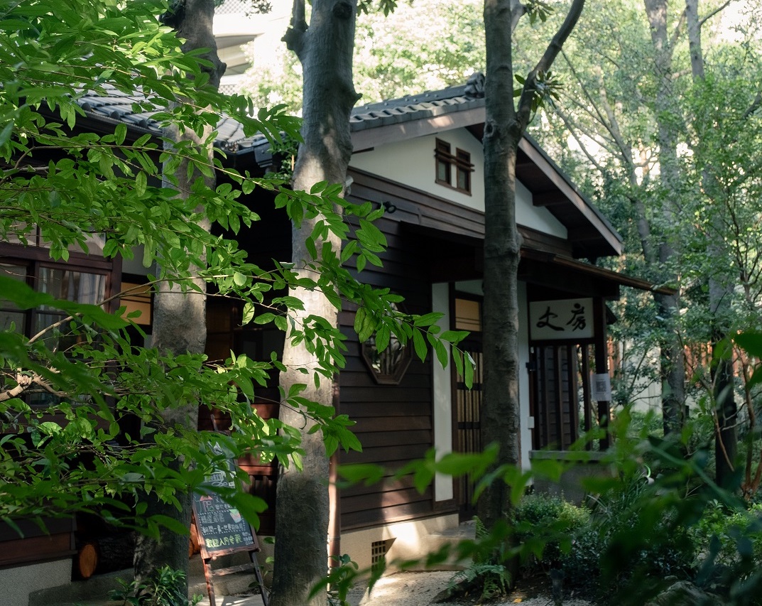 《混亂世代中的文學對話》講座在台灣最美麗的公益圖書館文房舉行。（頂新和德文教基金會）