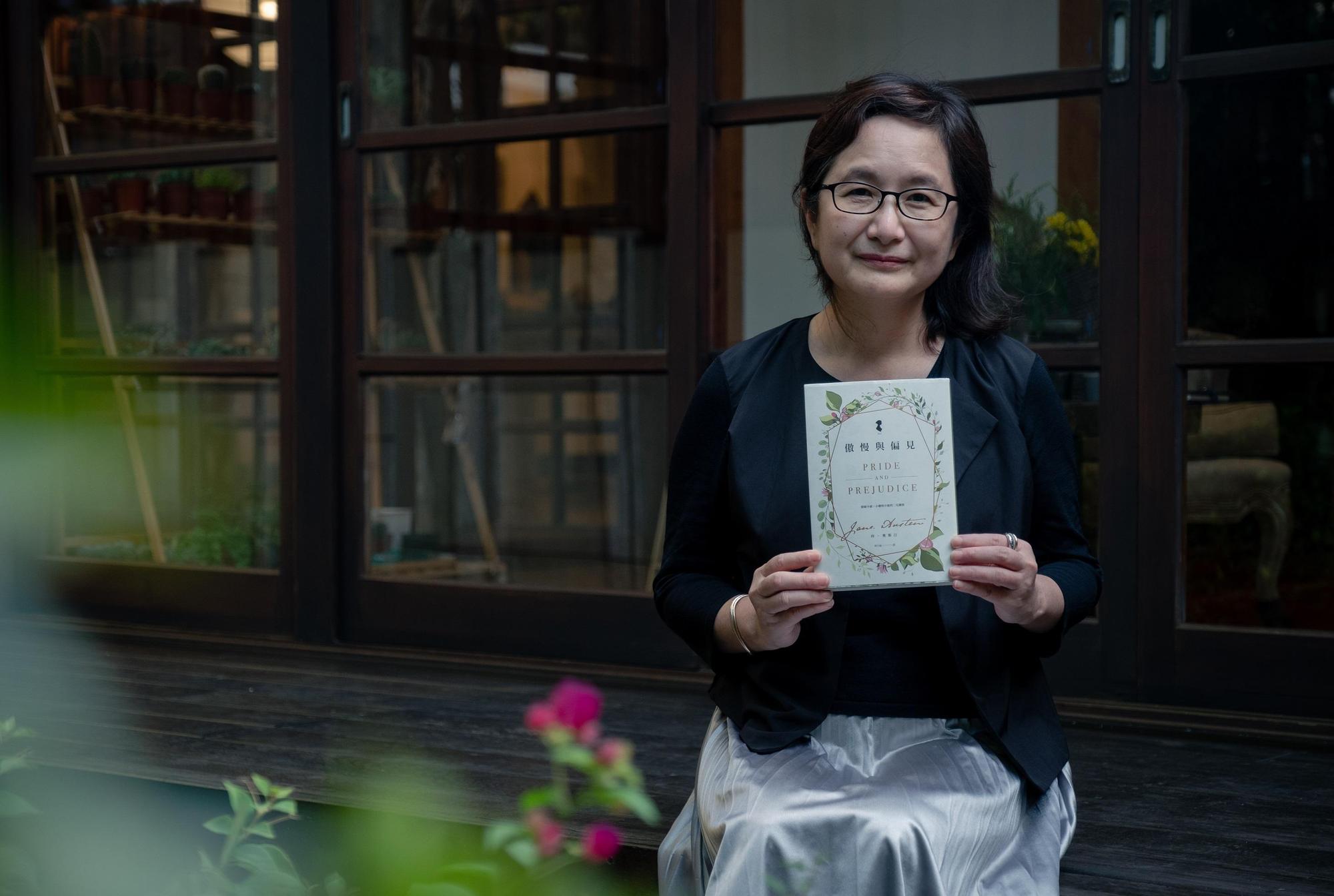 重量級的翻譯作家李靜宜主講讀珍・奧斯汀的《傲慢與偏見》。(頂新和德文教基金會提供)