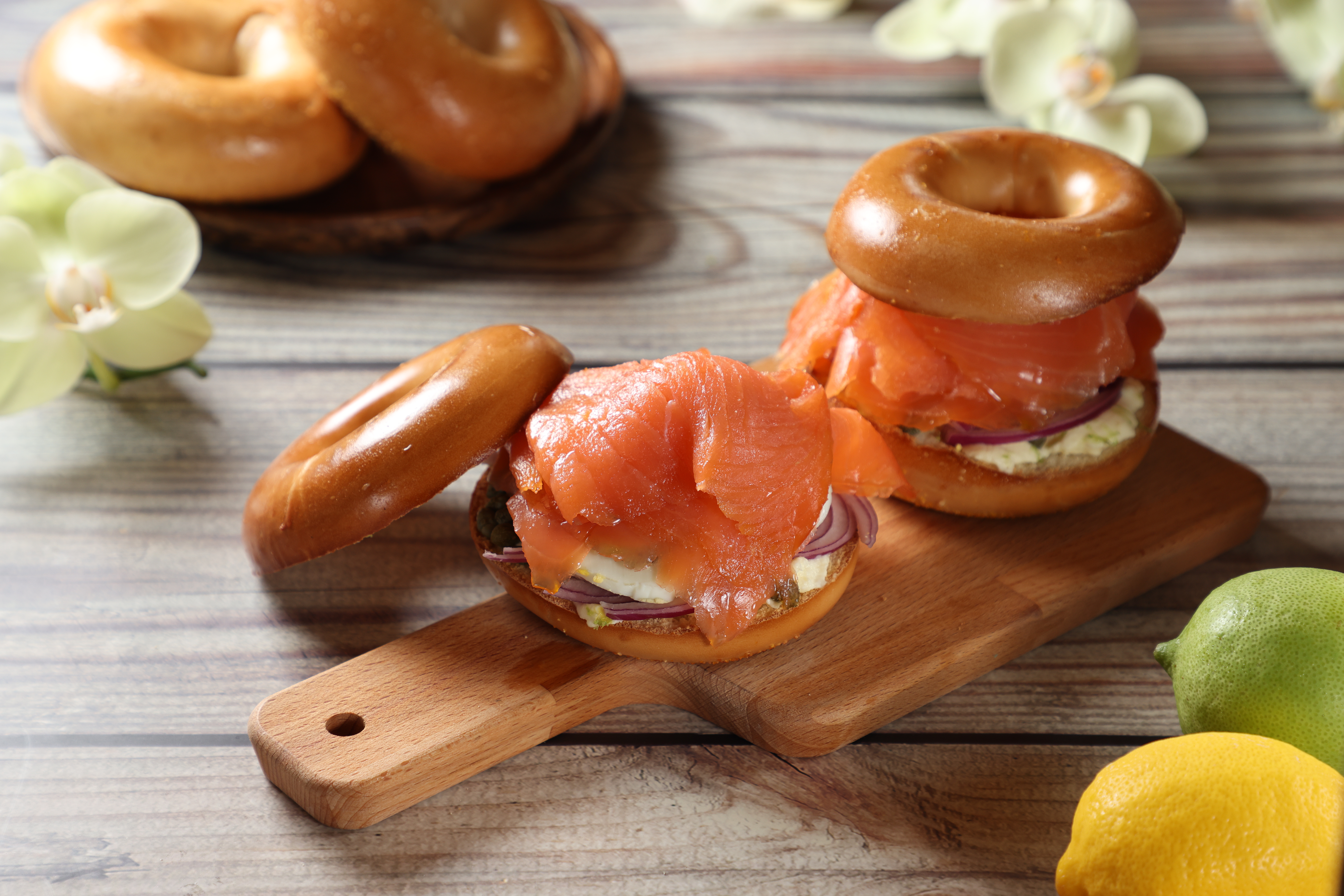 在加拿大蒙特婁吃到的「燻鮭魚酸豆貝果」，或許是因為早晨剛經歷一場驚險事故，劫後餘生，讓我想起父親做給我吃的蔥蛋攤餅。