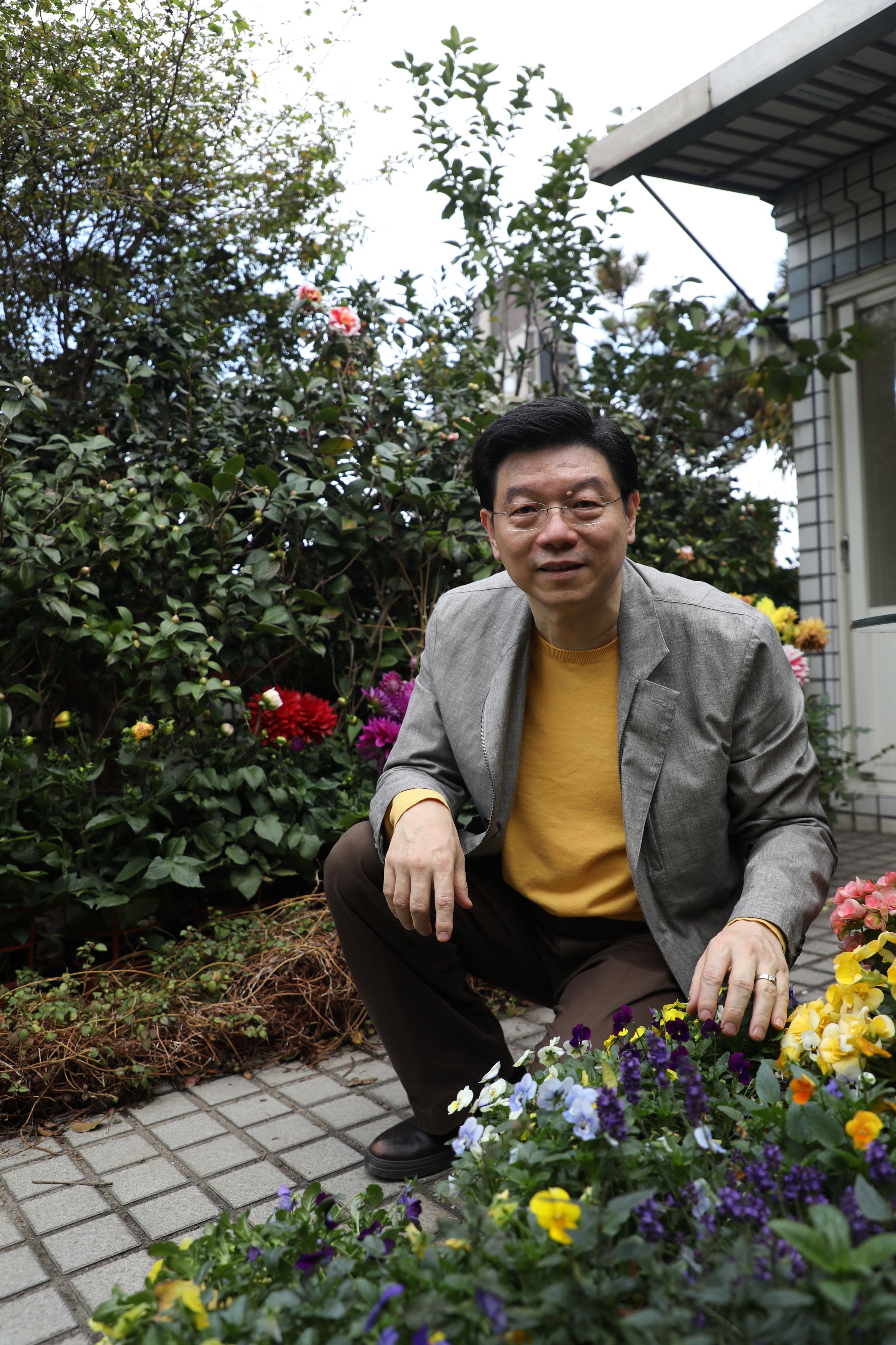 《鏡週刊》社長裴偉的青年時代曾在貨輪上實習，隨船走遍五大洲，現在每個週末在家複製記憶中的味道，也公開他的廚房筆記。