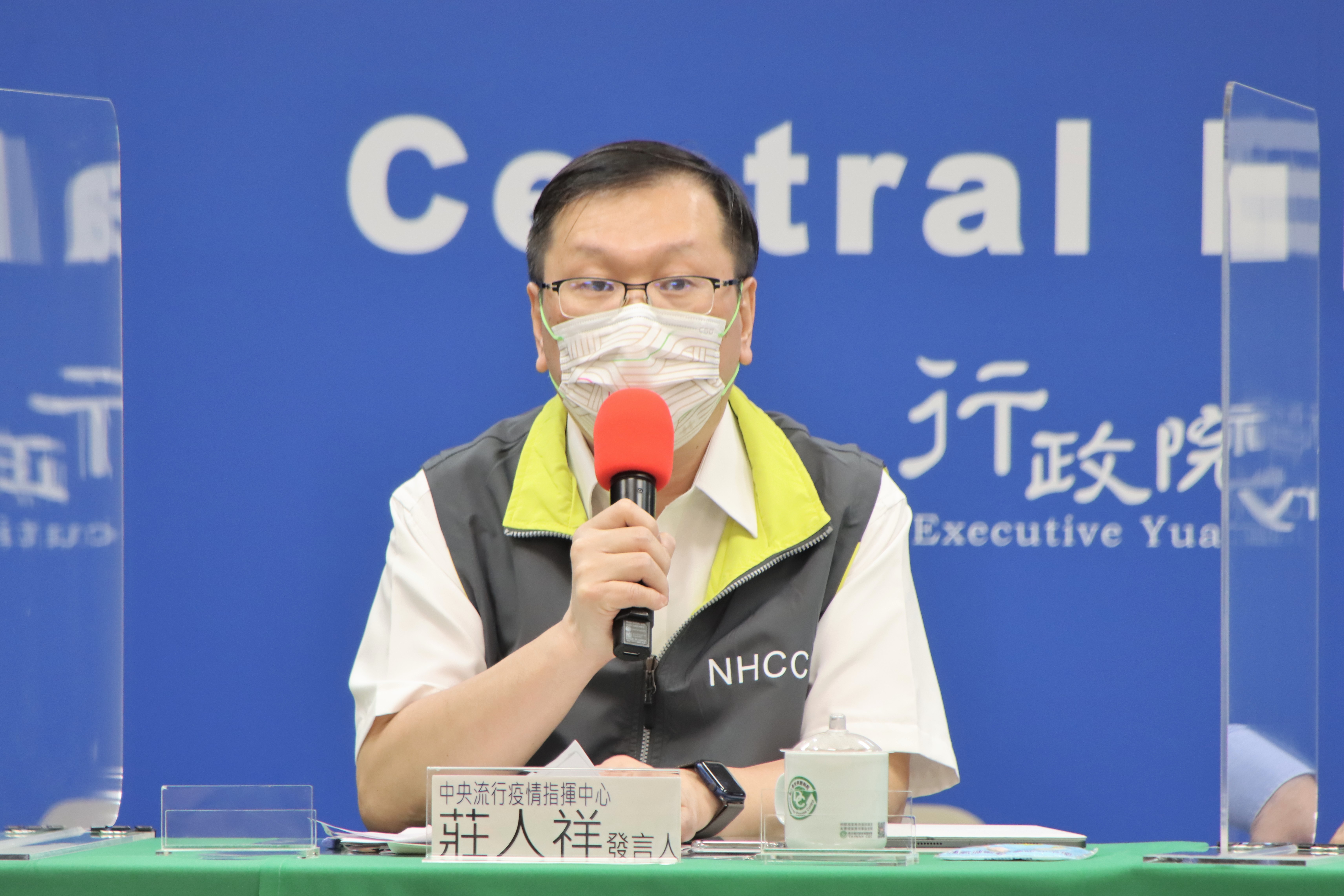 莊人祥說明連假以來疫苗不良通報事件。（指揮中心提供）