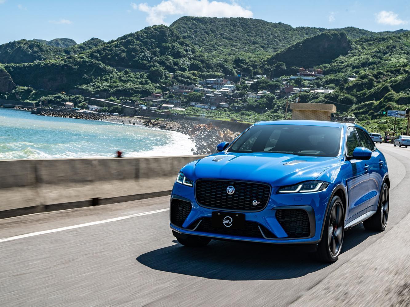 源自Jaguar以賽道為生的品牌基因,承襲Jaguar F-TYPE SVR的剽悍動力與賽道科技,歷經SVO (Special Vehicle Operations)部門精雕細琢,Jaguar最新旗艦性能顛峰之作,一部只為極致性能而生的終極跑旅,New Jaguar F-PACE SVR今正式在台震撼亮相。