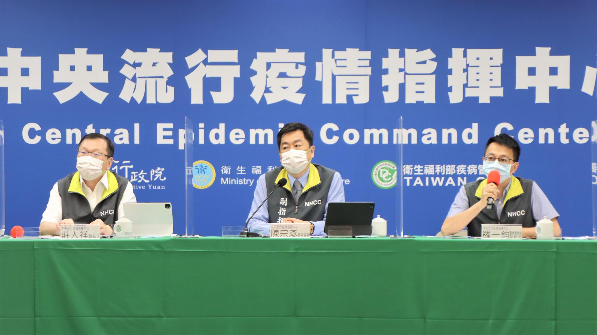 針對徐巧芯質疑第九類認定標準，陳宗彥（中）表示，是經由醫師判斷，且都有就醫紀錄。（指揮中心提供）