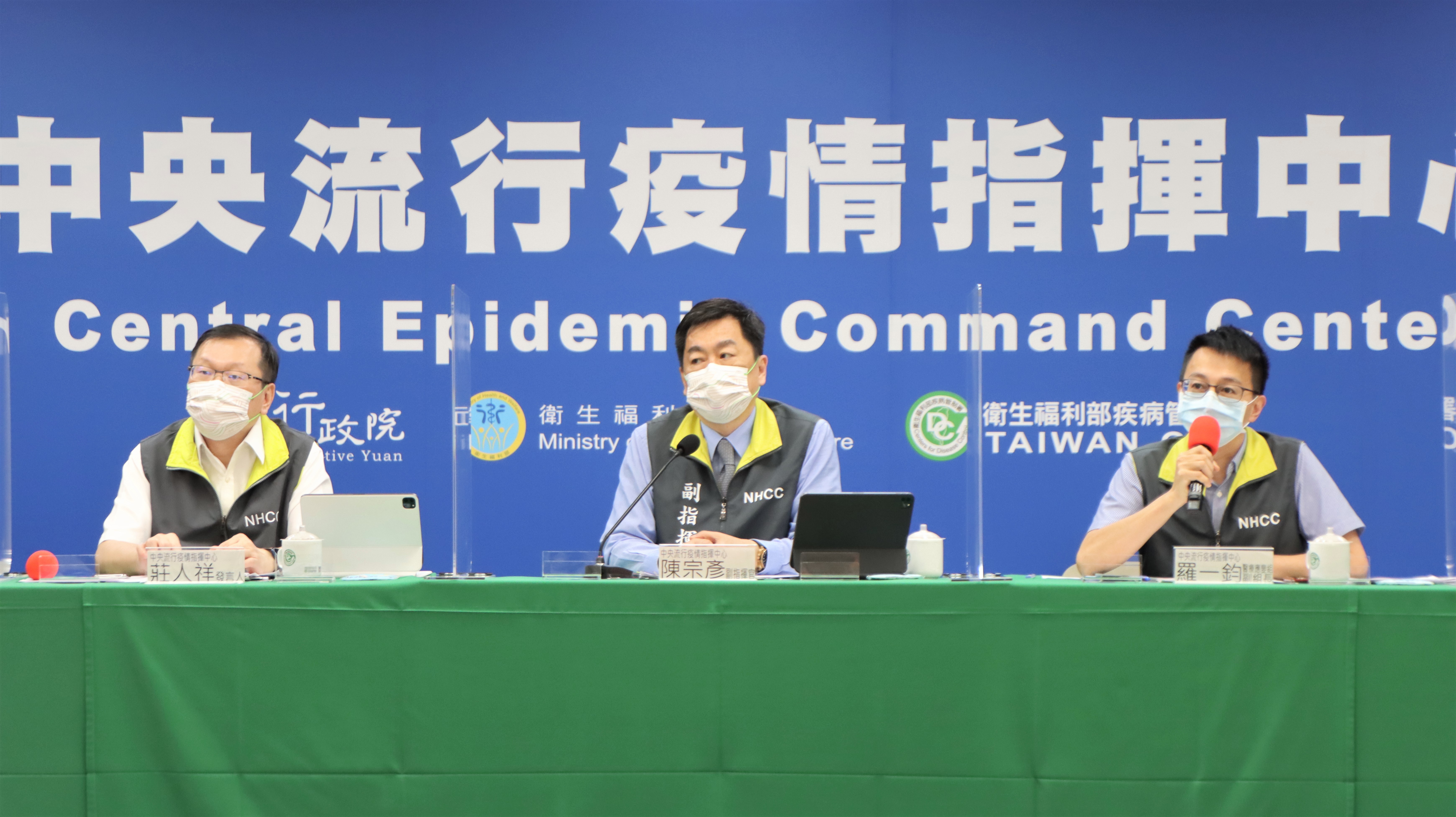 針對徐巧芯質疑第九類認定標準，陳宗彥（中）表示，是經由醫師判斷，且都有就醫紀錄。（指揮中心提供）