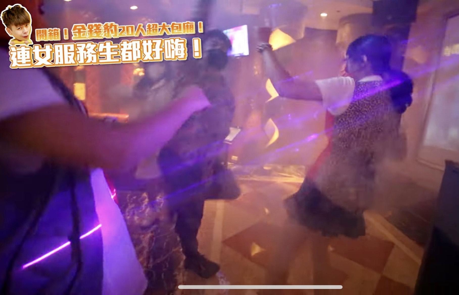 蔡阿嘎與女服務生熱舞。(翻攝自蔡阿嘎YouTube)