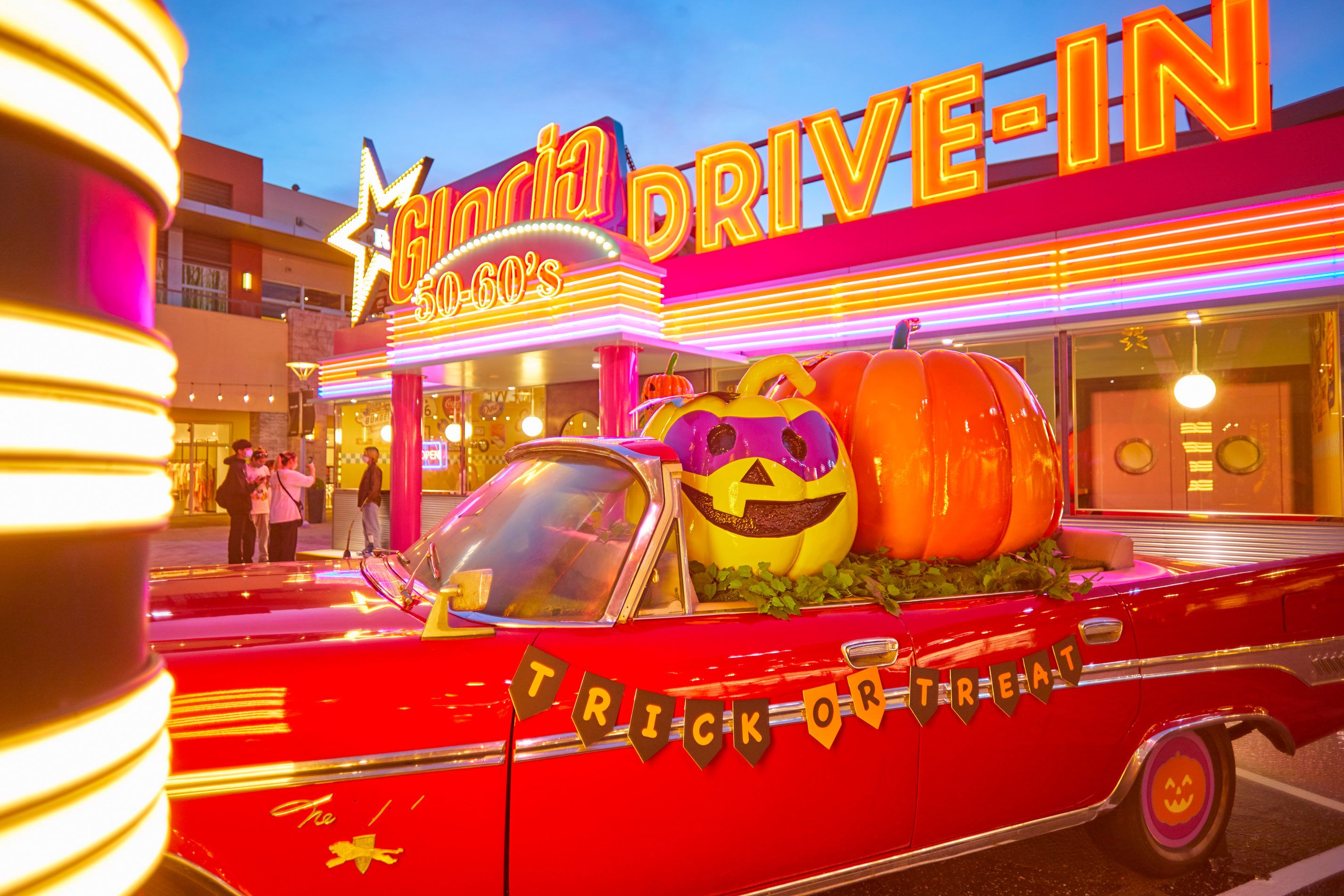 華泰名品城即日起到10/31展開「Newtro Vibe」活動，位在一期的古董雪佛蘭滿載繽紛南瓜過萬聖。（華泰名品城提供）