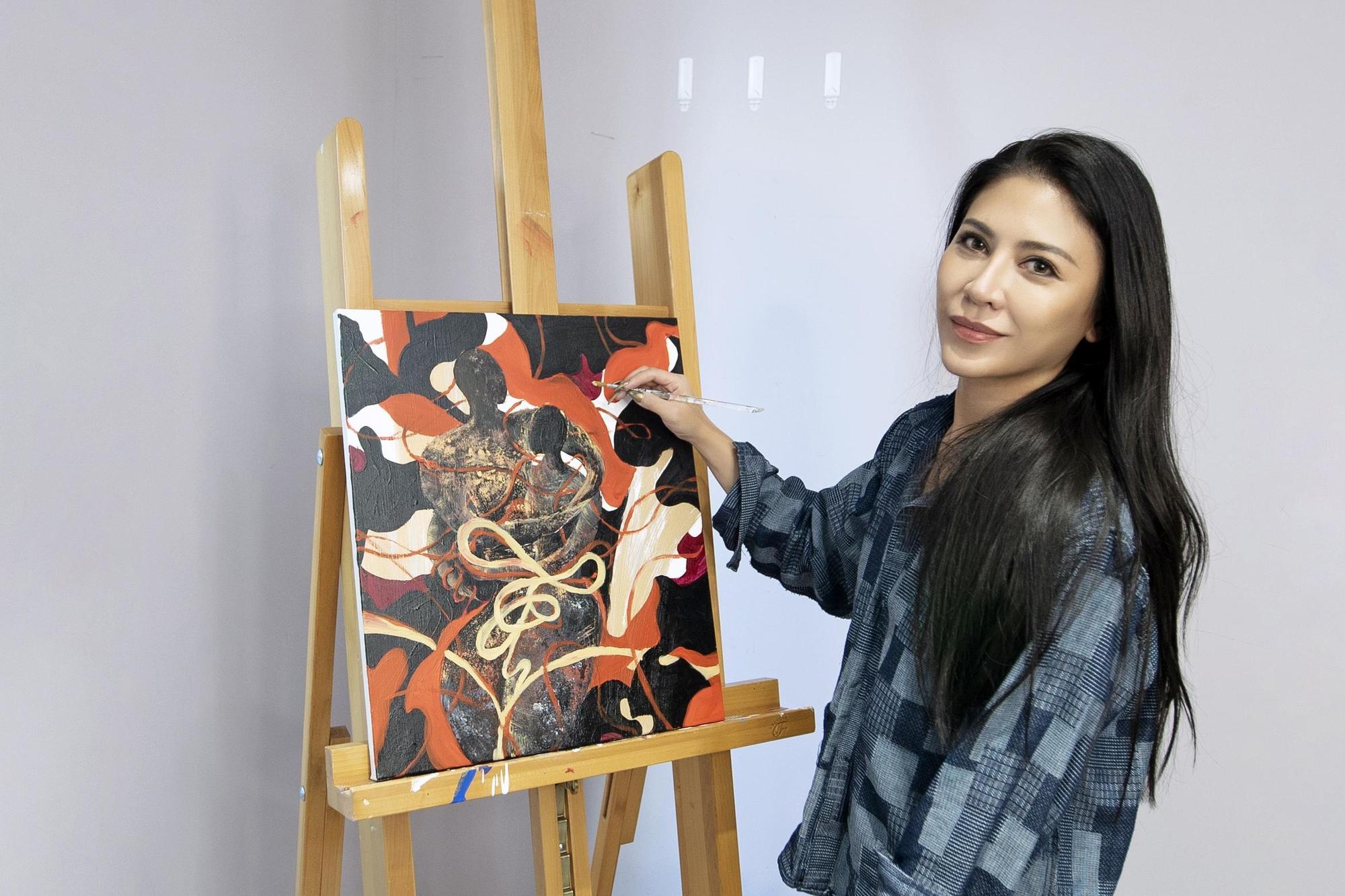 艾怡良以畫作述說心情，帶出新專輯的開場。（環球唱片提供）