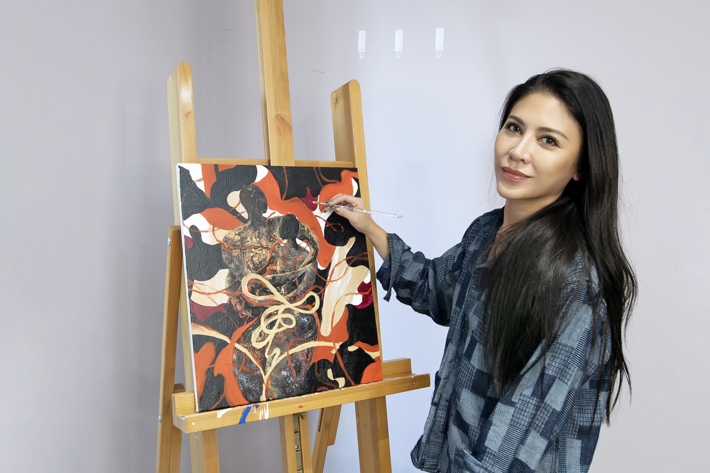 艾怡良以畫作述說心情，帶出新專輯的開場。（環球唱片提供）