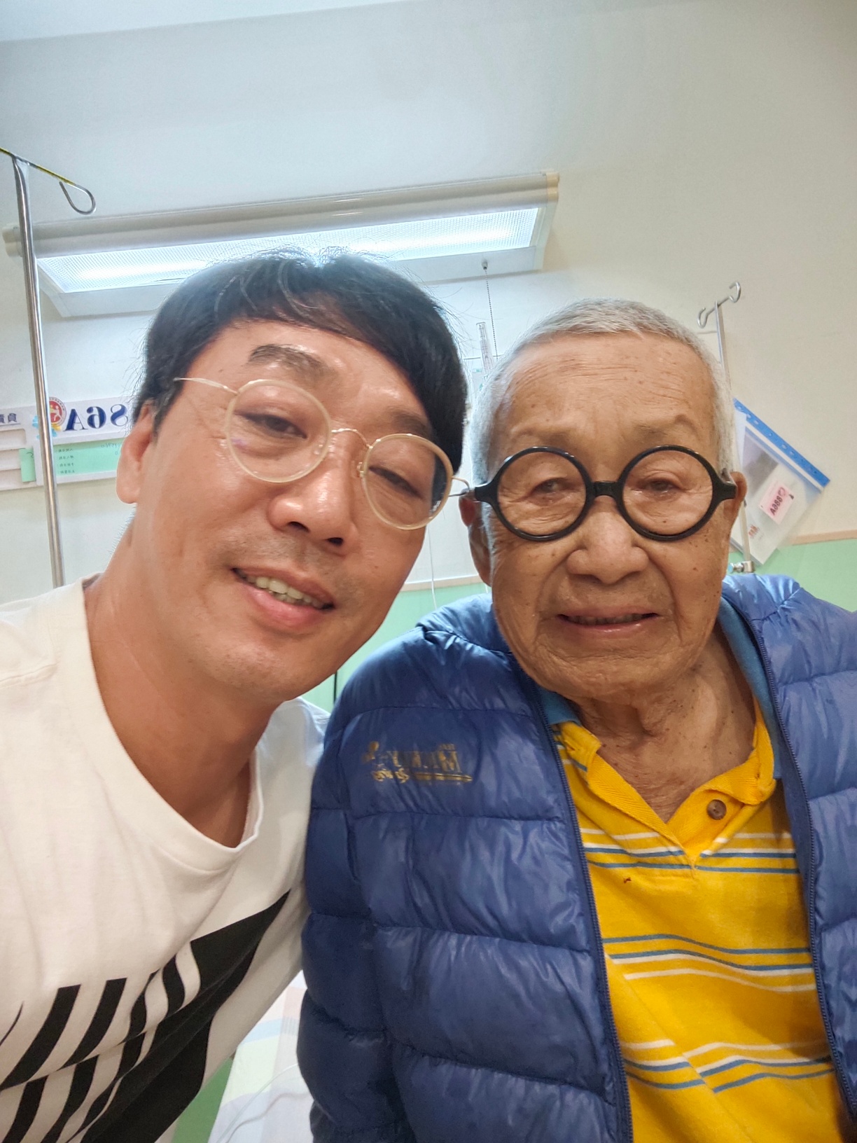 脫線和兒子在醫院時合影。（翻攝台東脫線牧場脫線爸臉書）