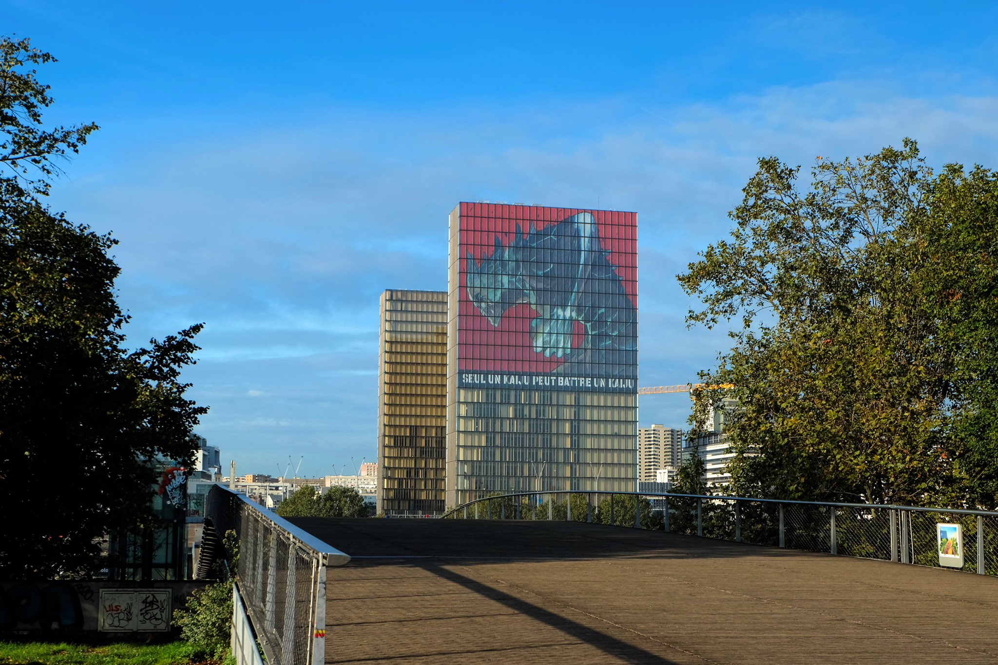 《怪獸8號》登上法國國家圖書館,45公尺高的巨幅畫作相當氣派。(翻攝twitter@KazeFrance)