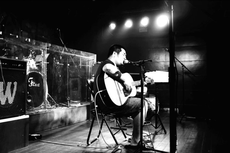 人民日報旗下微信公眾號「俠客島」，針對涉毒工作受阻一事點名宋冬野發表意見。（翻攝Youtube）