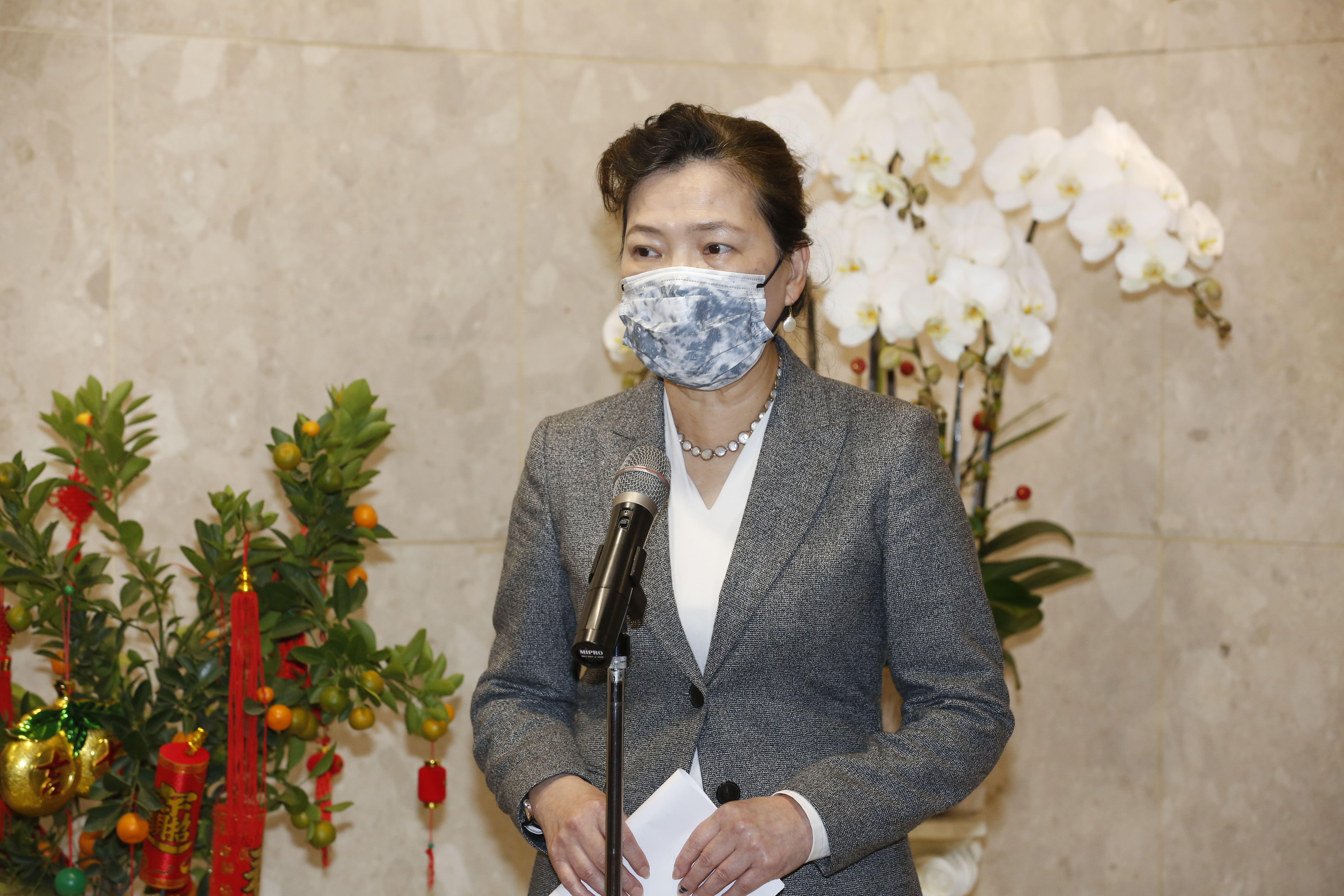 針對五倍券汙損能否更換，經濟部長王美花表示，若是在規定「可辨識的範圍」可以更換，民眾可撥打1988專線詢問。（資料照）