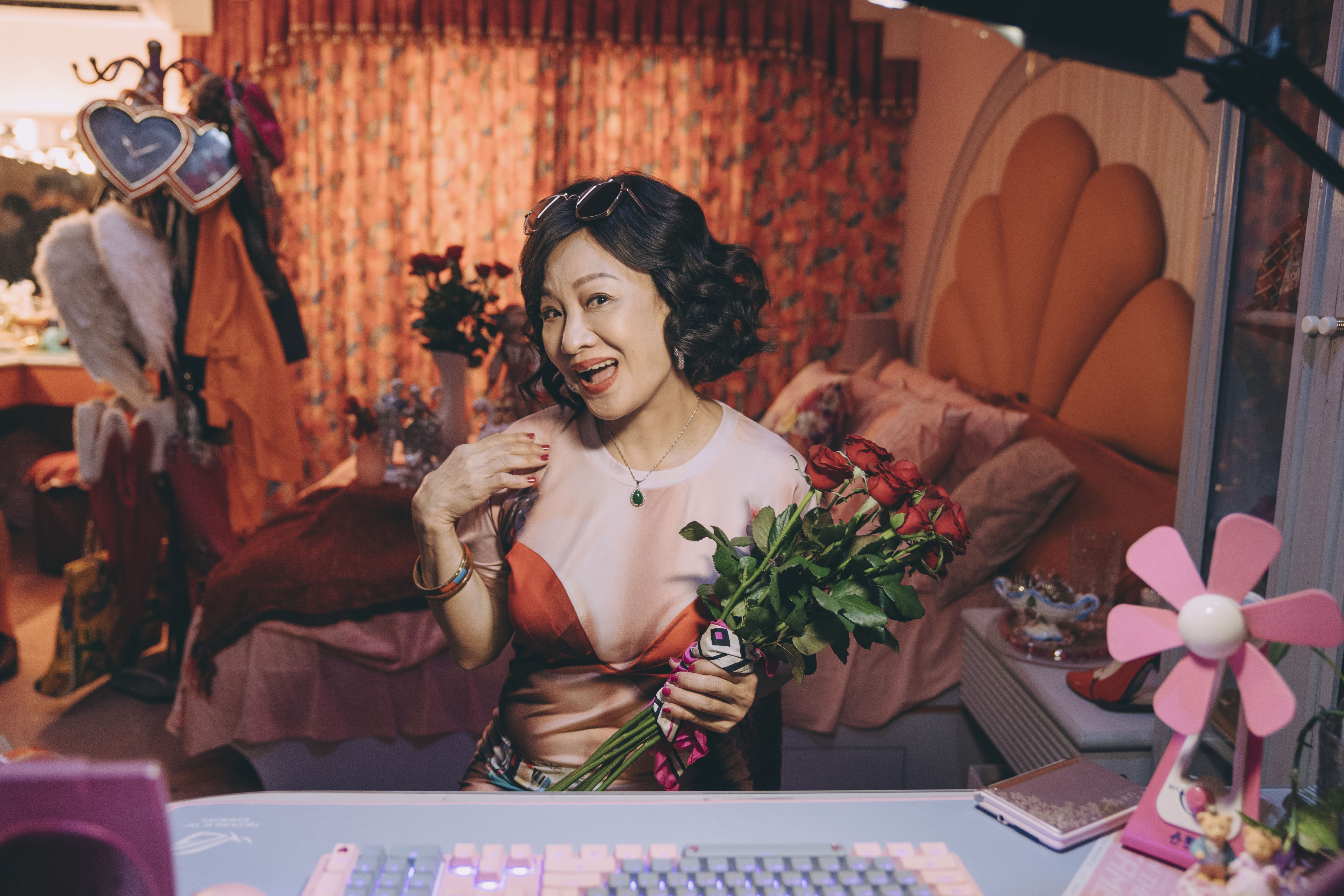 比莉在新劇中飾演搞笑媽媽。（Netflix、草舍文化提供）