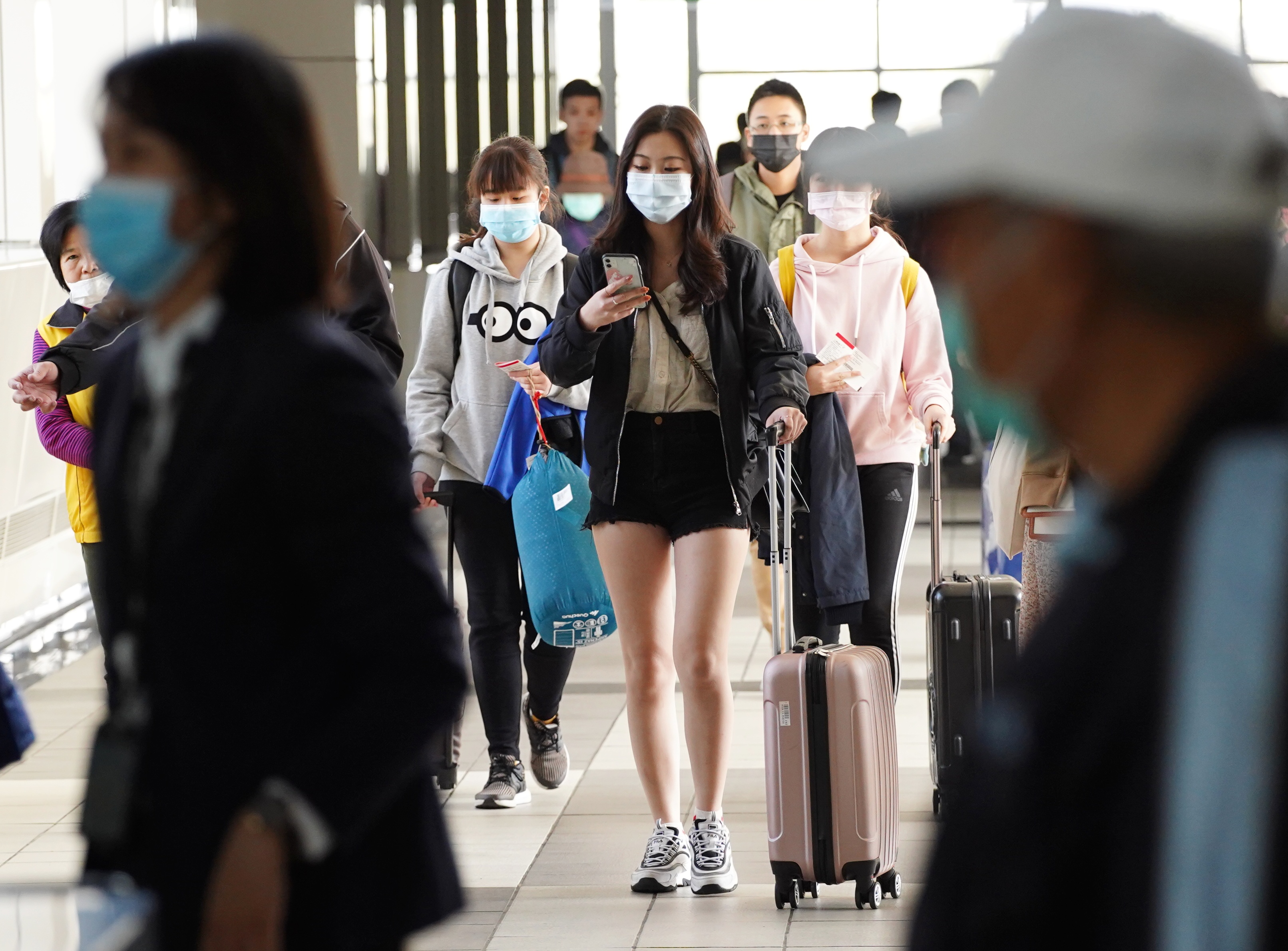 毒理學專家招名威表示,等到疫苗覆蓋率達7成以上,外出不用戴口罩的日子指日可待。(本刊資料照)