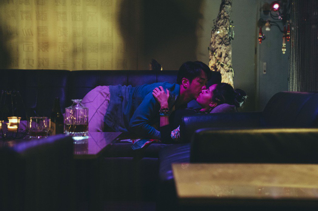 《2049－幸福話術》中，陳漢典藉由虛擬性愛產品與年輕辣妹做愛。（瀚草影視提供）