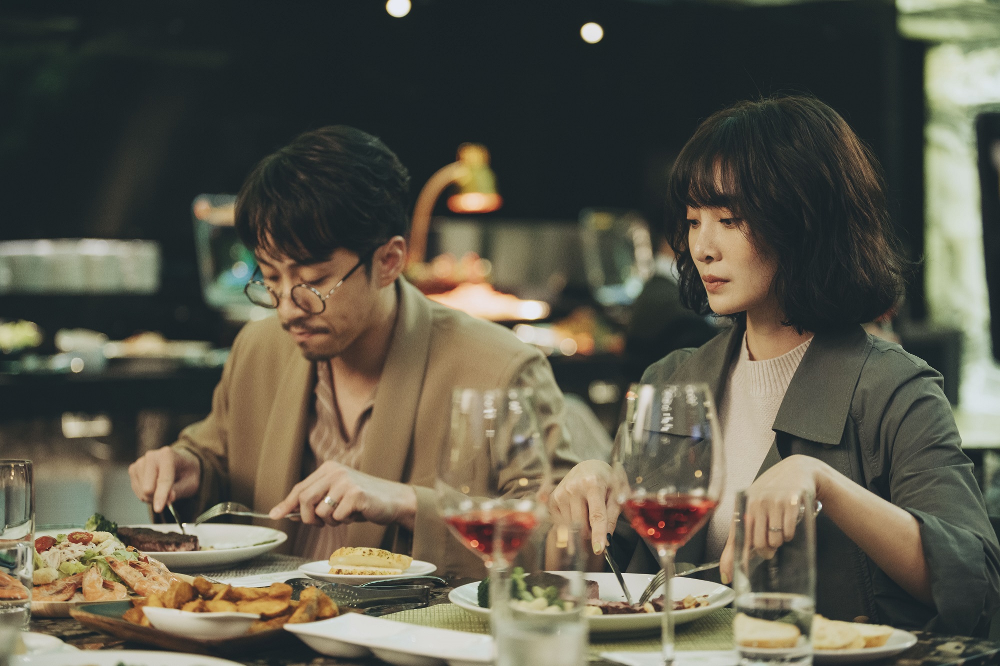 陳漢典（左）與李亦捷（右）在《2049－幸福話術》中扮演夫妻。（瀚草影視提供）