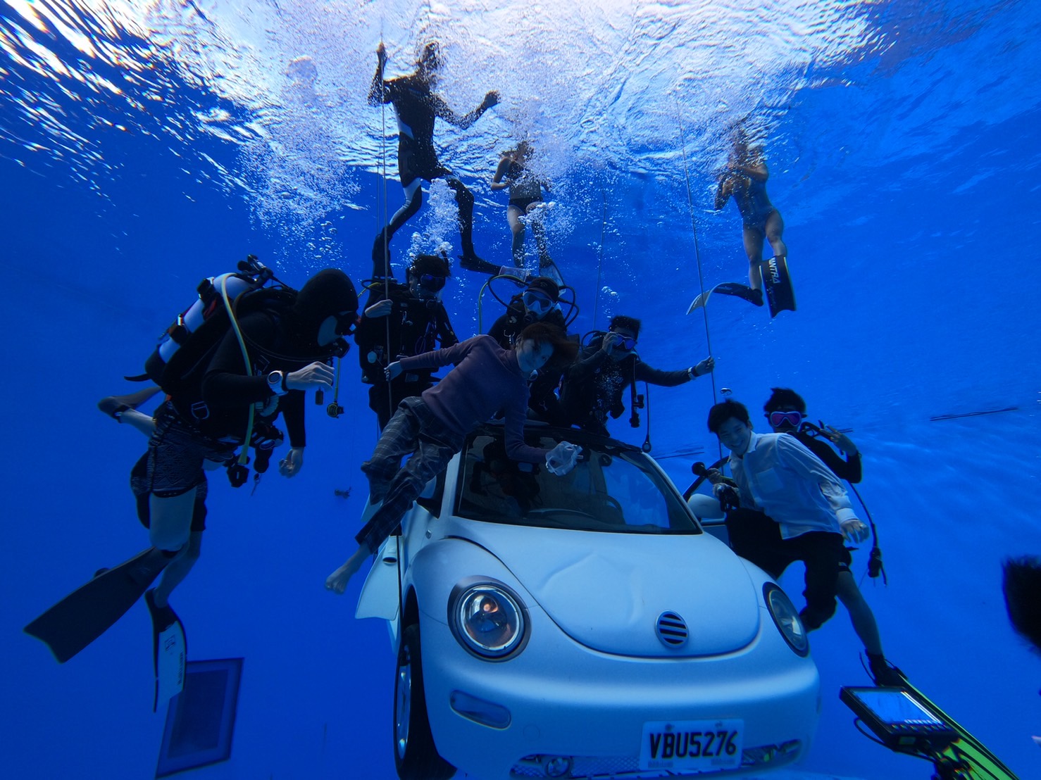 邵雨薇（前排左二）與林柏宏（前排右）為戲潛入7公尺的深水池中拍攝。（瀚草影視提供）