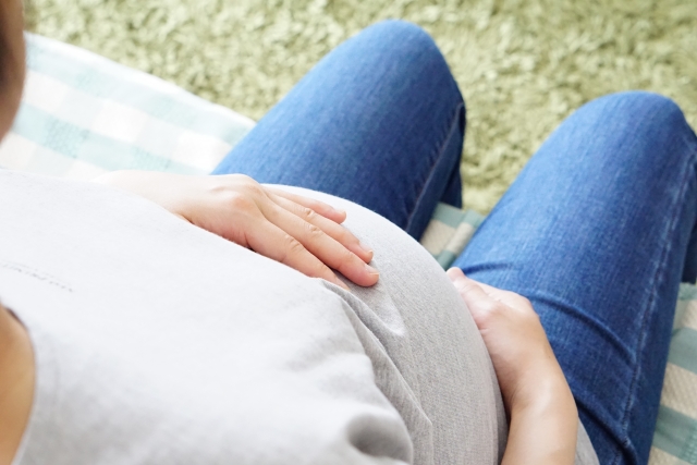 一名在餐館擔任正職外場工作的女員工因為懷孕，被雇主減薪5千元。（示意圖，photoAC）