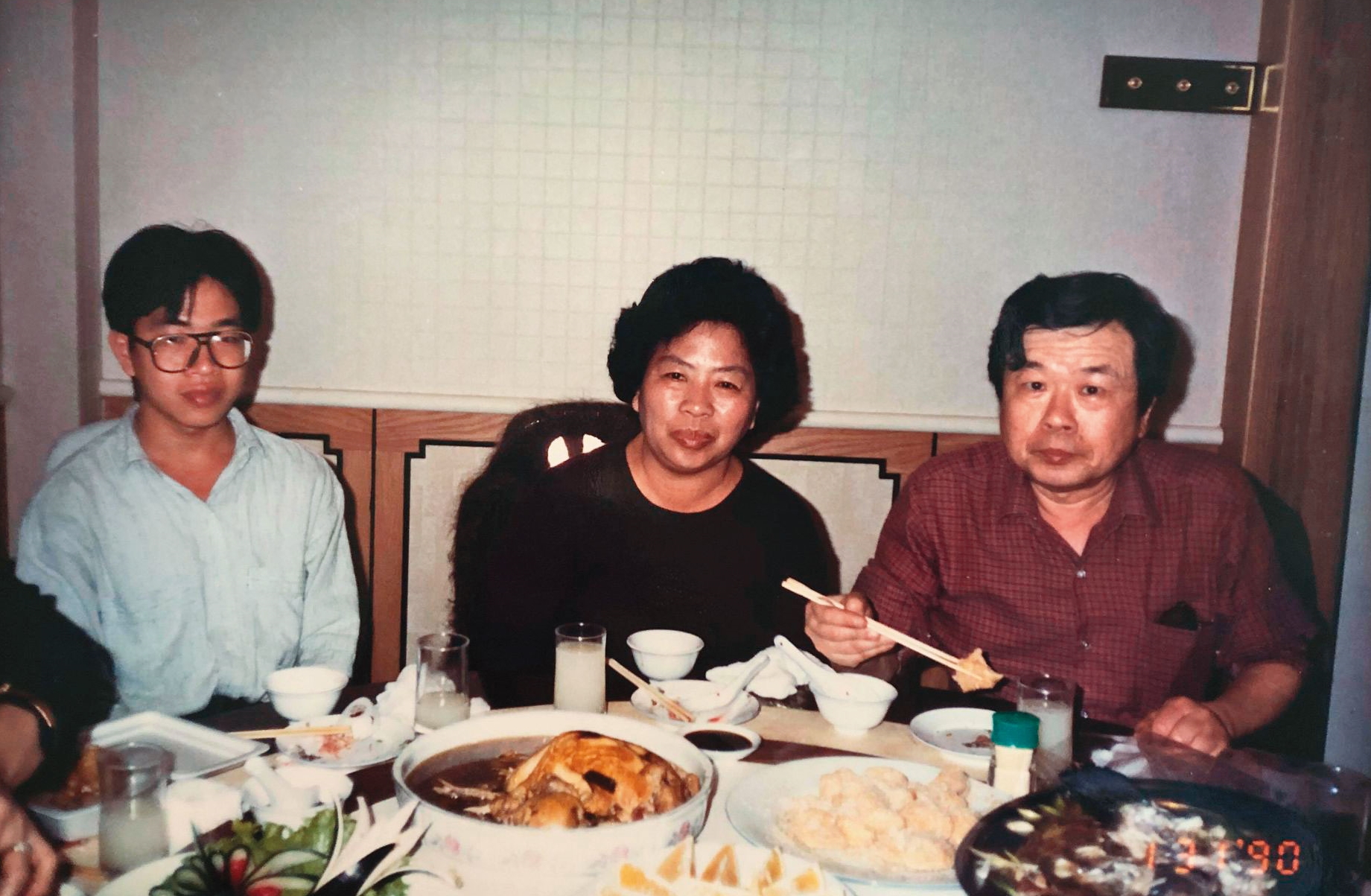 徐銘志（左1）與父母的聚餐照。（徐銘志提供）