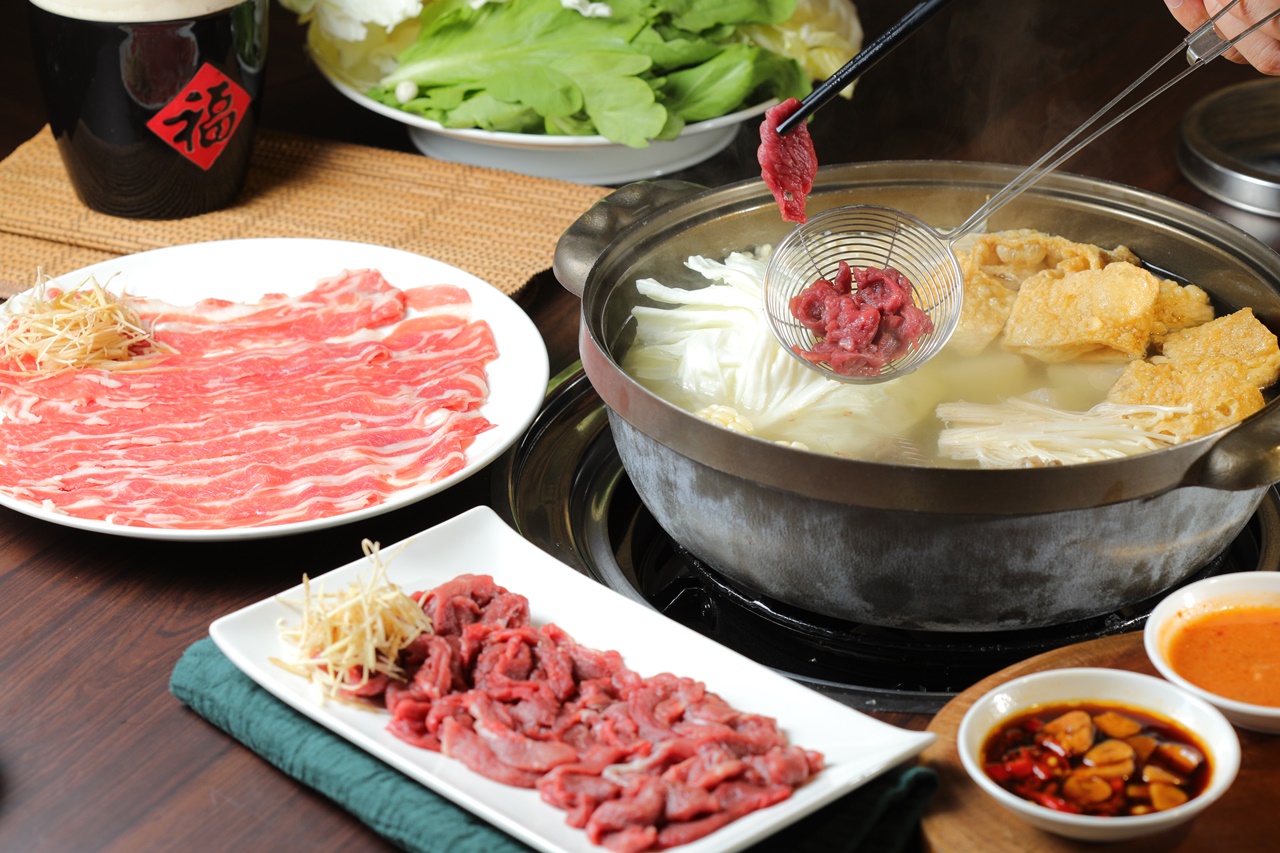 「豐光溫體羊肉爐」近期推出外帶套餐「豐光羊羊包」，讓客人在家就能享受溫體羊肉火鍋的鮮美滋味。