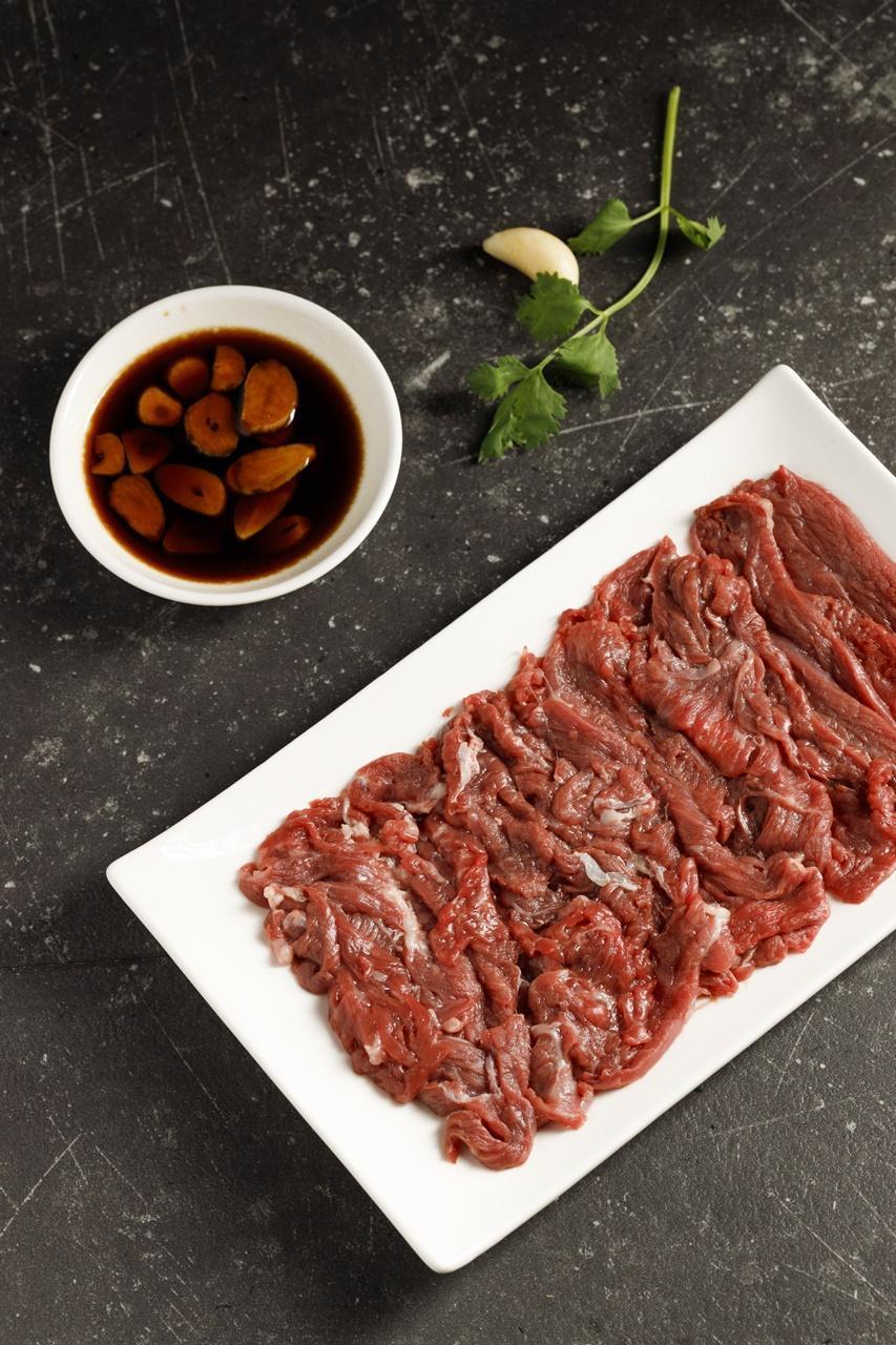 餐廳使用未交配過的公羊，幾乎沒有腥臊味，「羊瘦肉」口感彈牙。（豐光溫體羊肉爐提供）