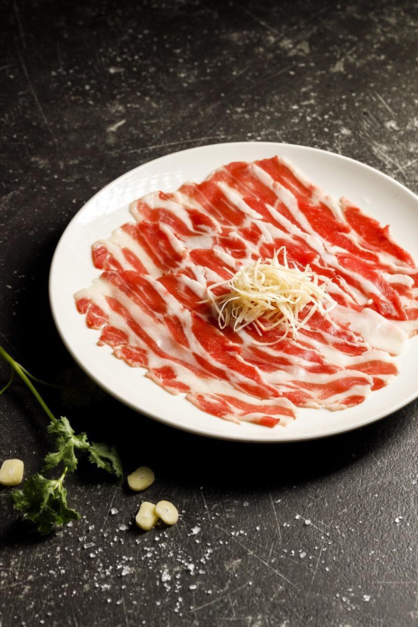 「極上羊五花」帶油脂，較有羊味。（豐光溫體羊肉爐提供）