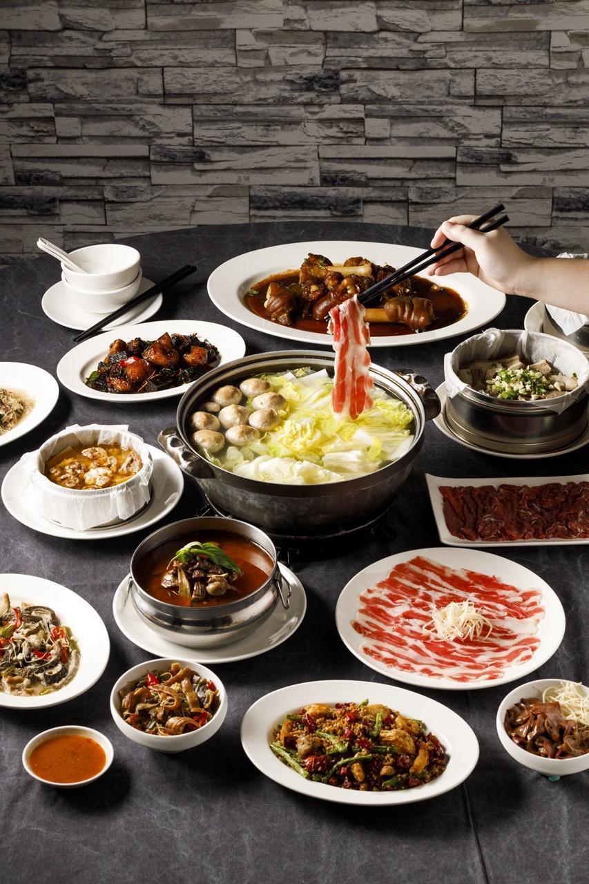 「豐光羊羊包」（1,300元／份）內含羊瘦肉、極上羊五花、綜合菜盤和經典火鍋料，推薦加點限量人氣料理滷羊腳、四季羊雜。（豐光溫體羊肉爐提供）