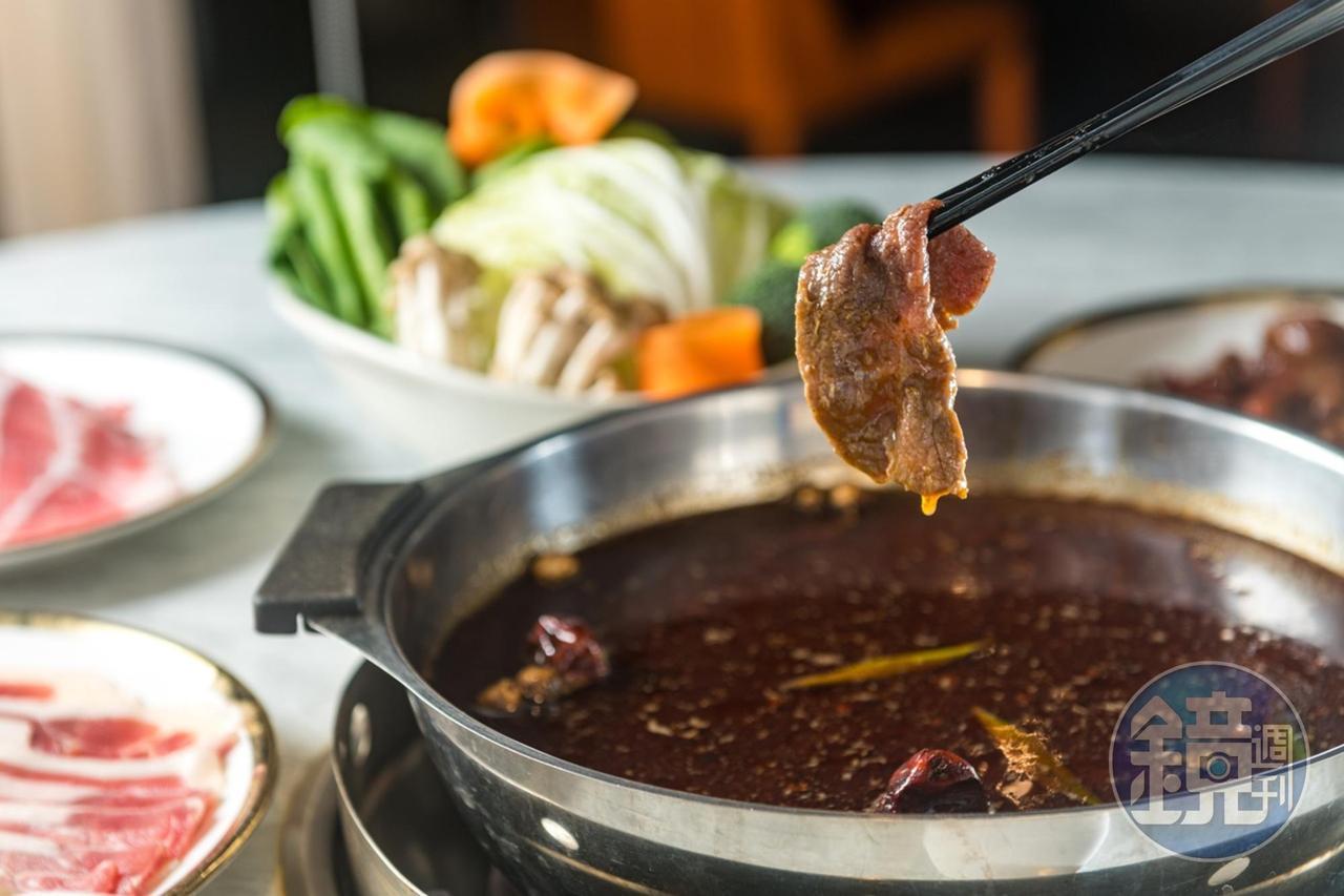 到「芳朵法式麻辣鍋」用餐，只要亮出紙本或是數位認證的5倍券，就能直接獲贈主廚祕製小菜和飲料。